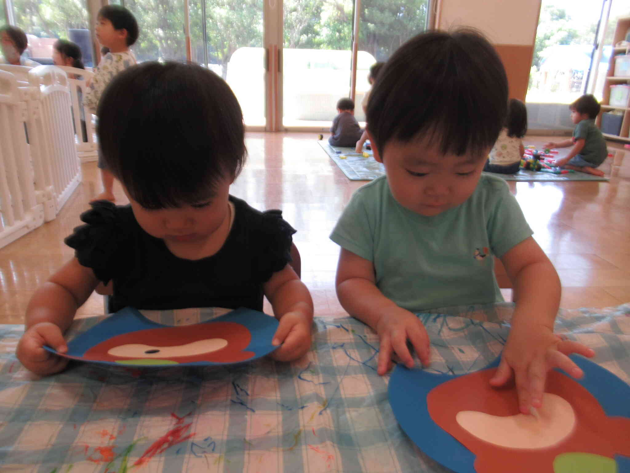 製作「うちわ」 たんぽぽ１組(１歳児)