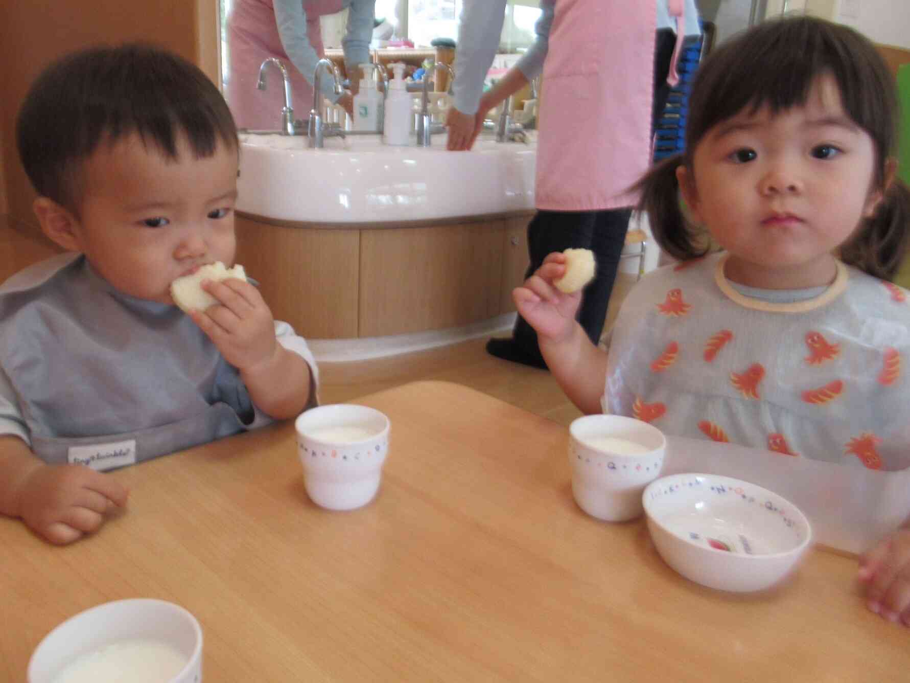 おやつ・給食の様子　たんぽぽ１組（１歳児）