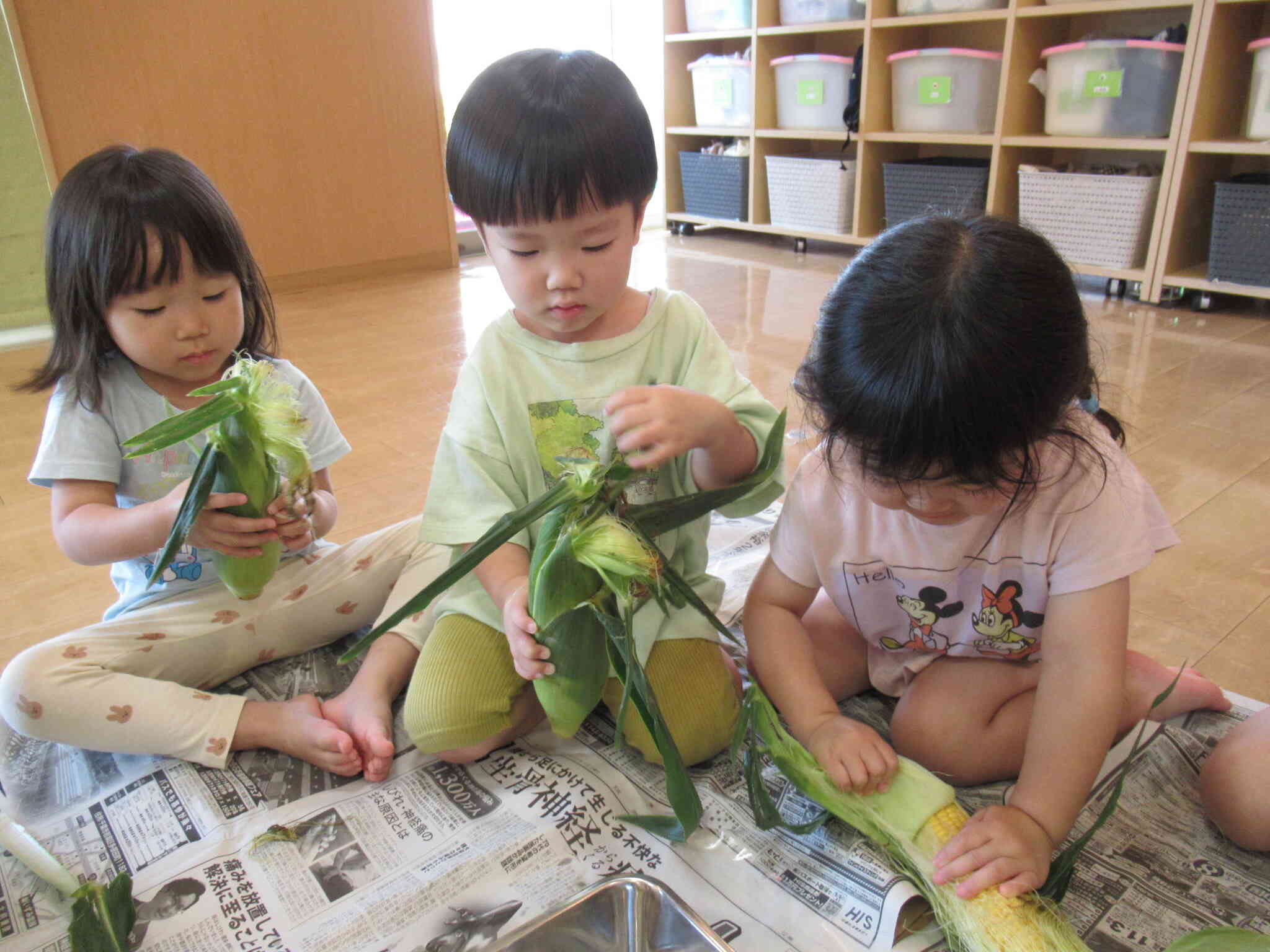 とうもろこしの皮むきに挑戦‼　たんぽぽ２組（２歳児）