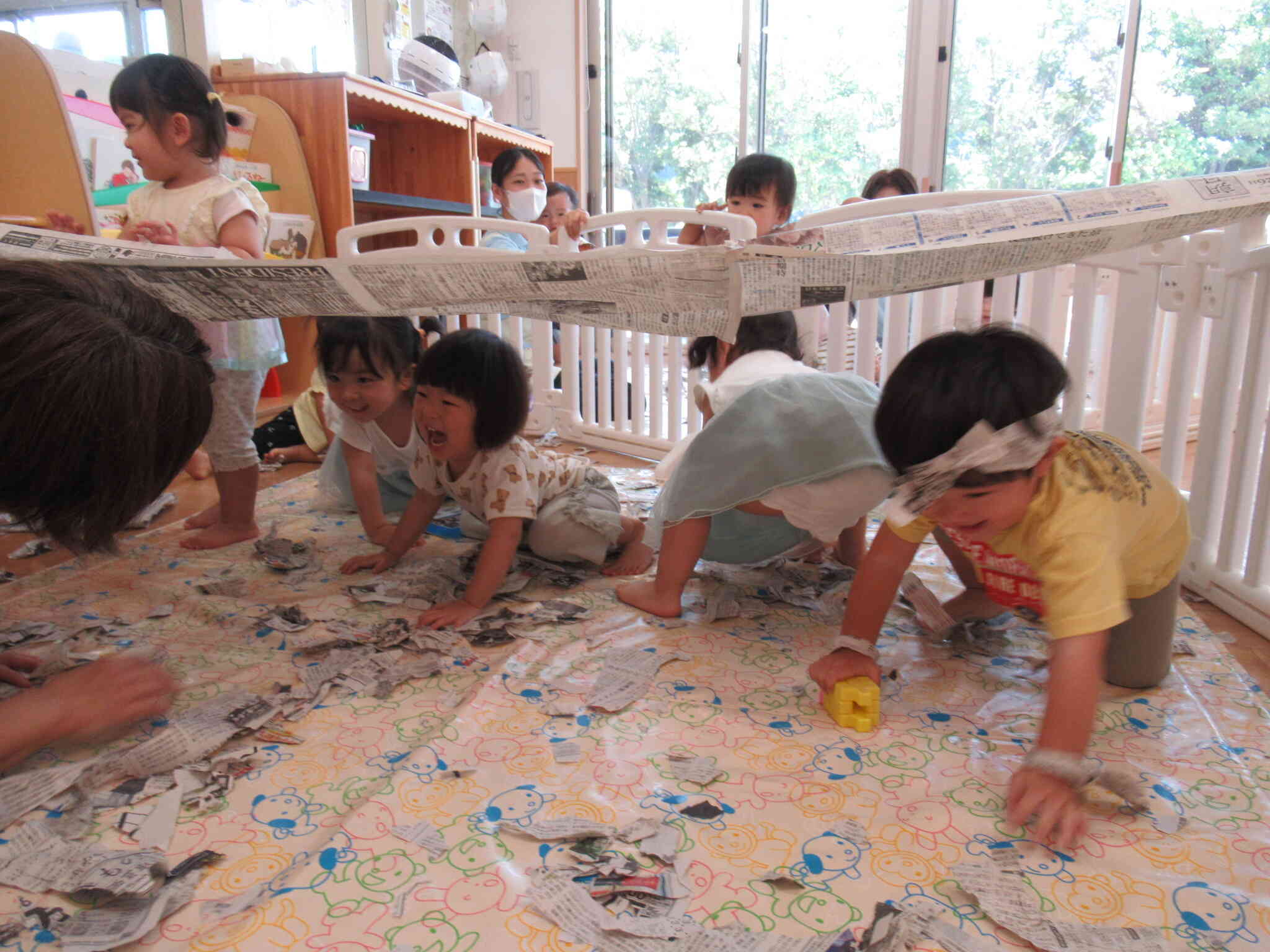新聞紙遊び。お屋根もつくってもらいました‼　たんぽぽ１組（１歳児）