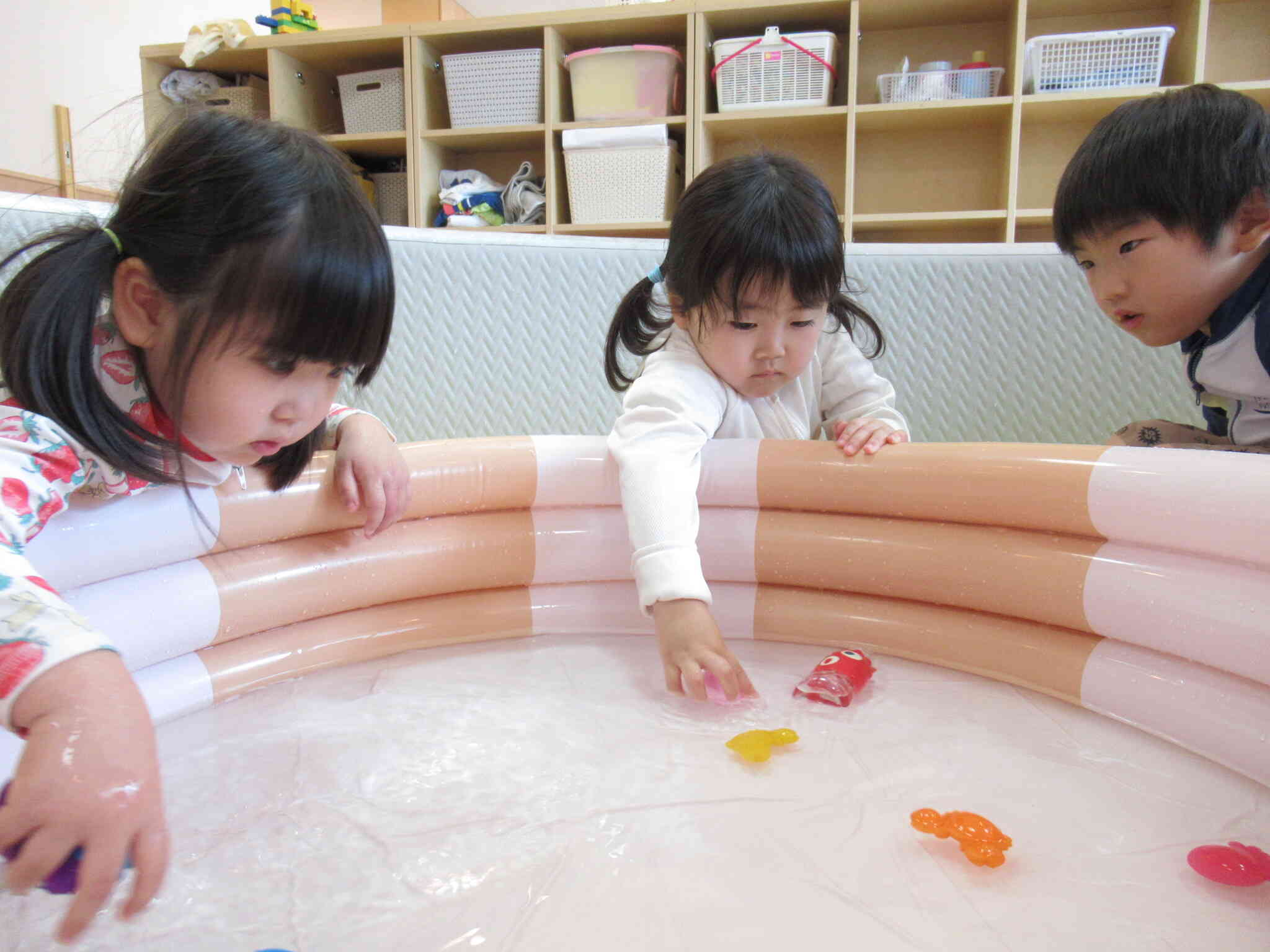 お部屋の中でプール遊び‼　さくら組（3,4歳児）