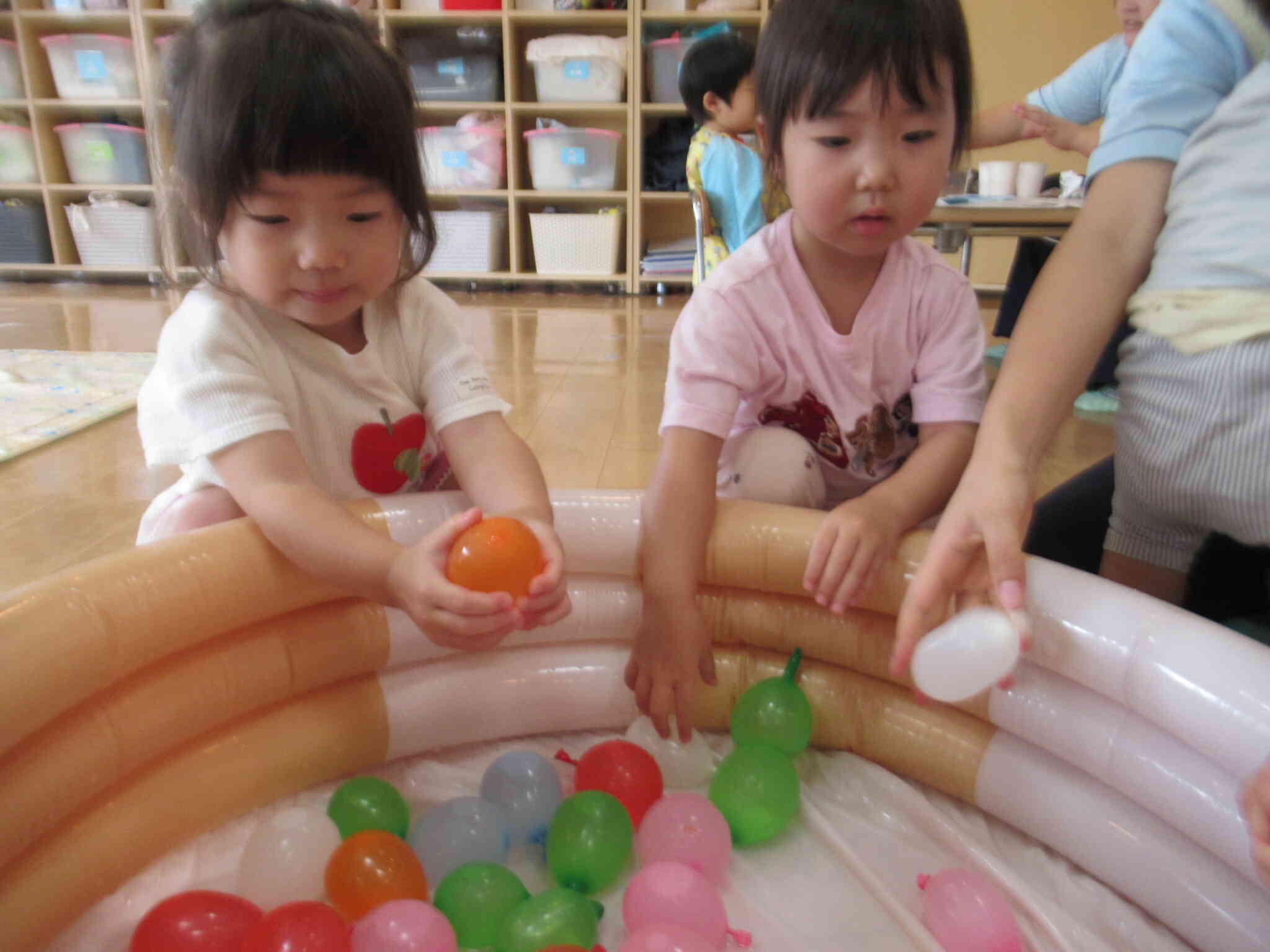 お部屋の中で水風船遊び‼　たんぽぽ２組（２歳児）