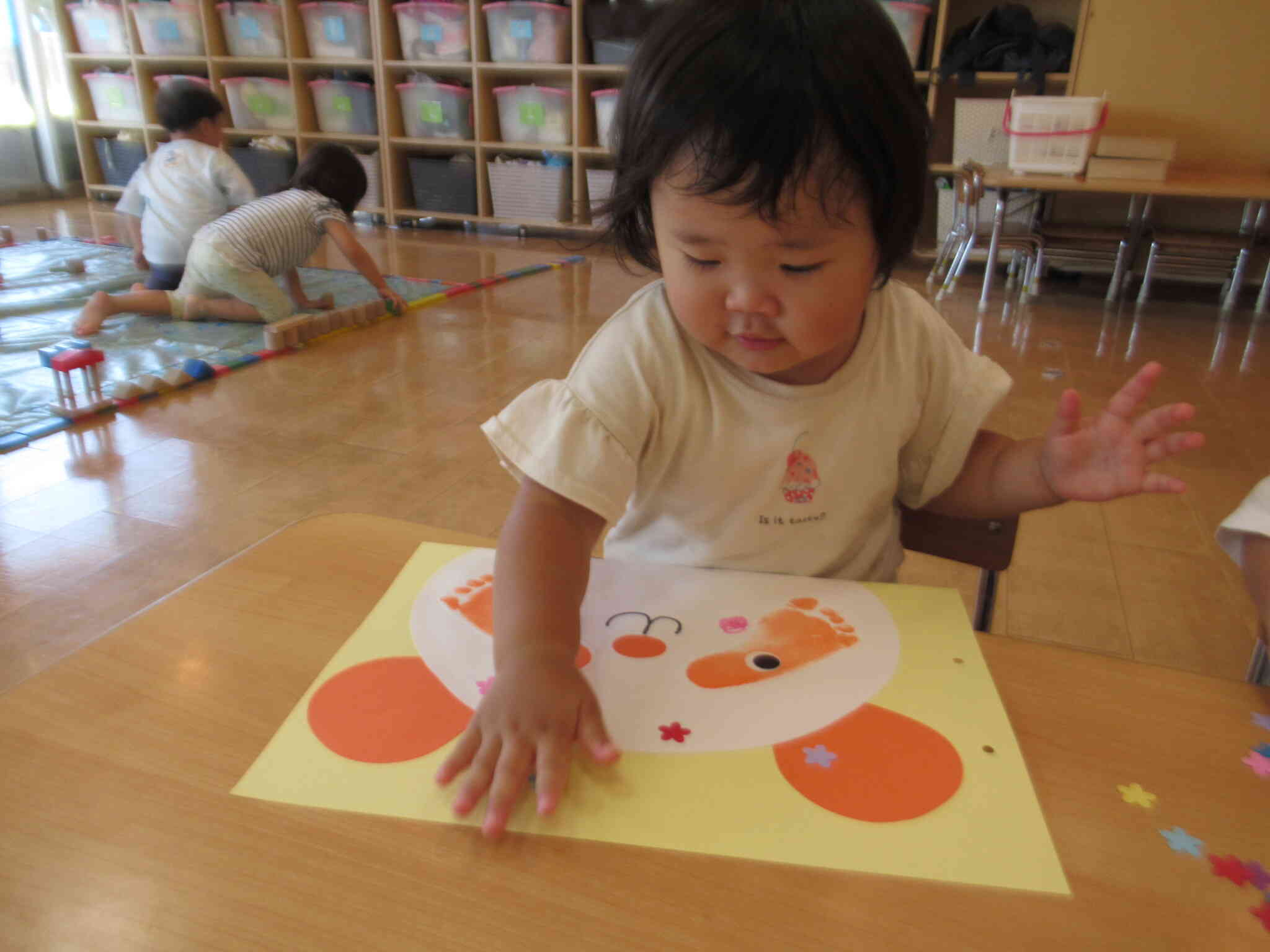 剝がれないように丁寧に手で押さえていますね♪