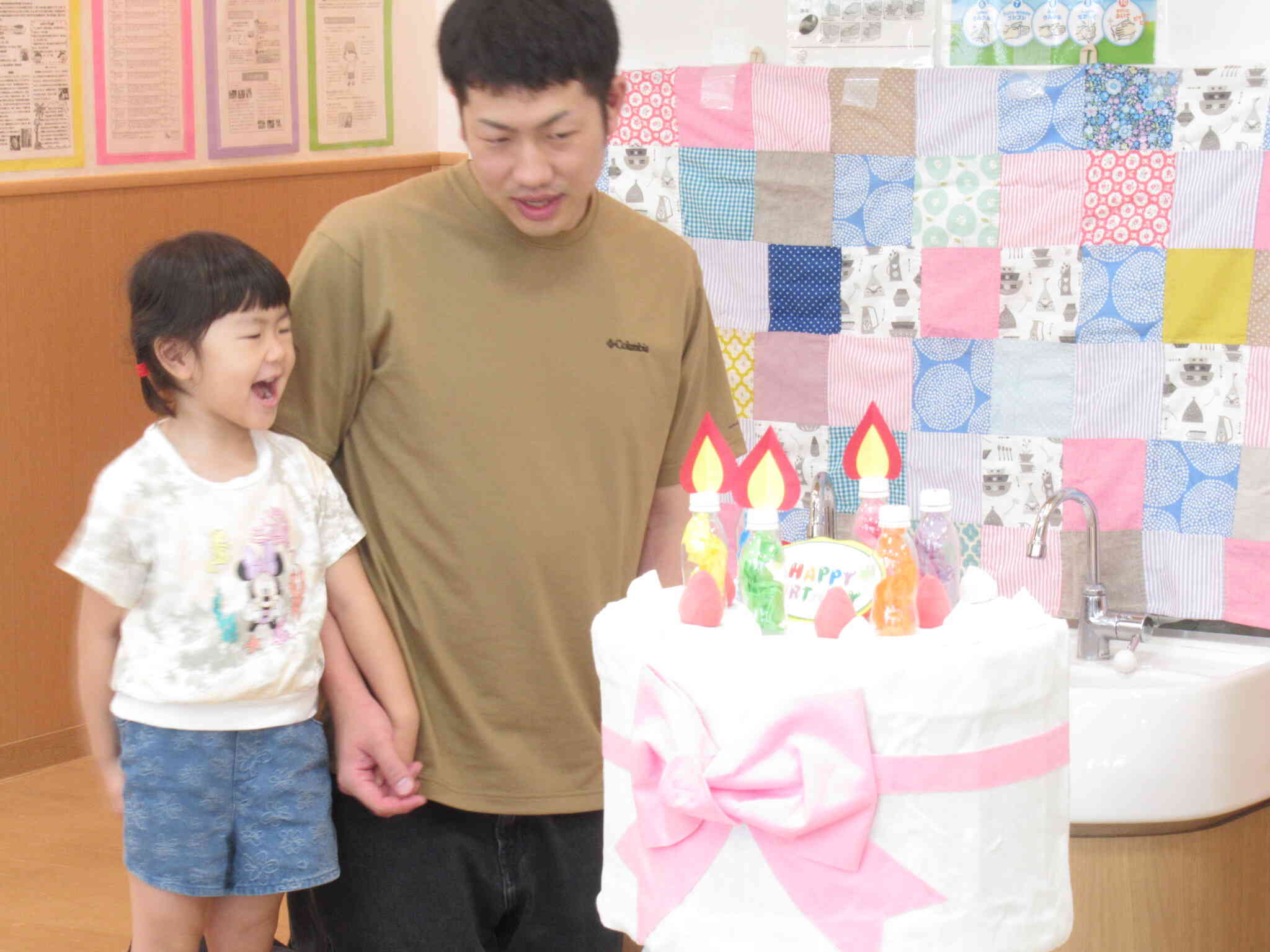 お誕生日ケーキのろうそくを今から消します‼　さくら組（３歳児）