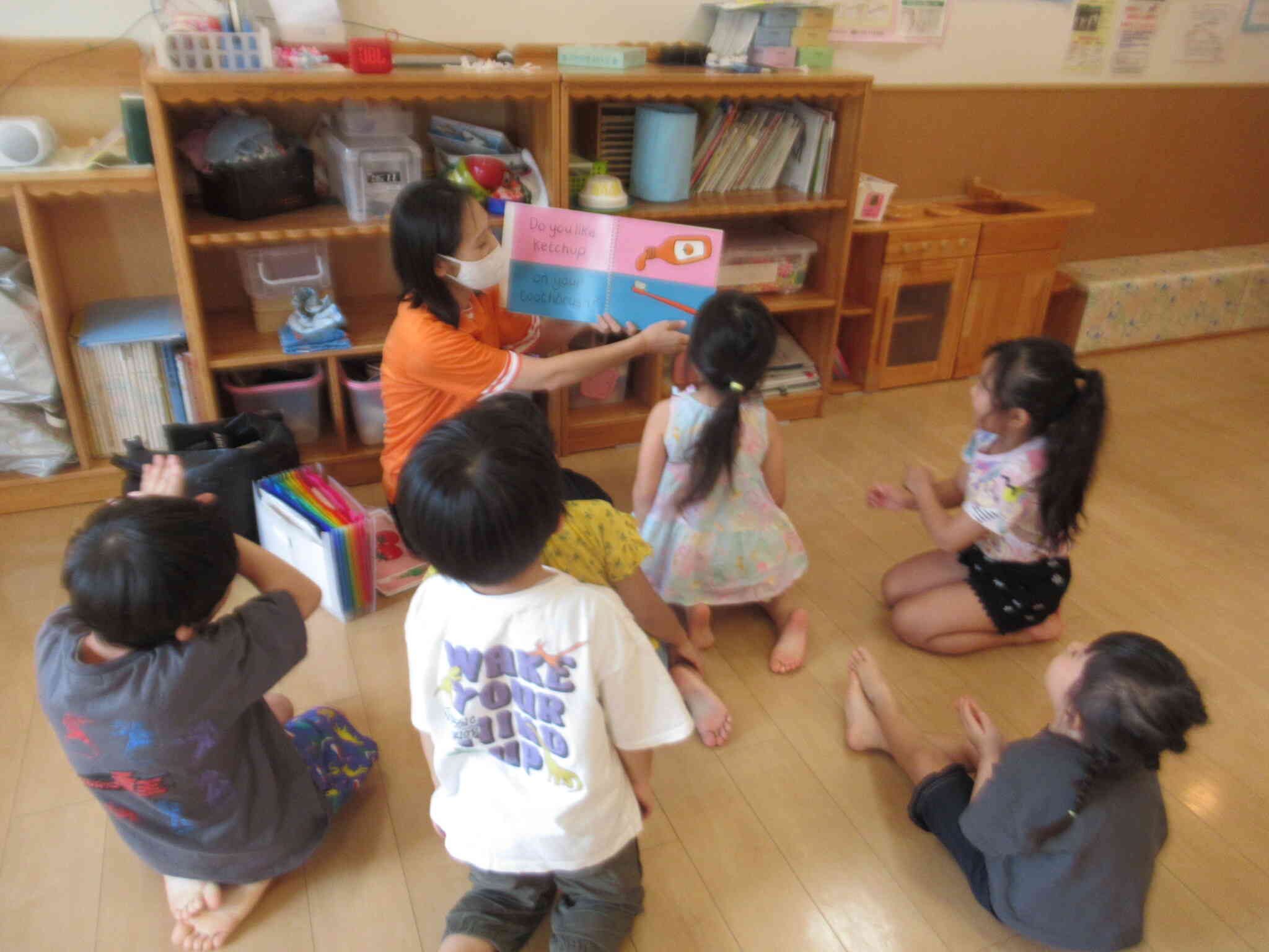 今日は英語の日‼英語の絵本でも楽しく聞けます。　さくら組（3,4,5歳児）