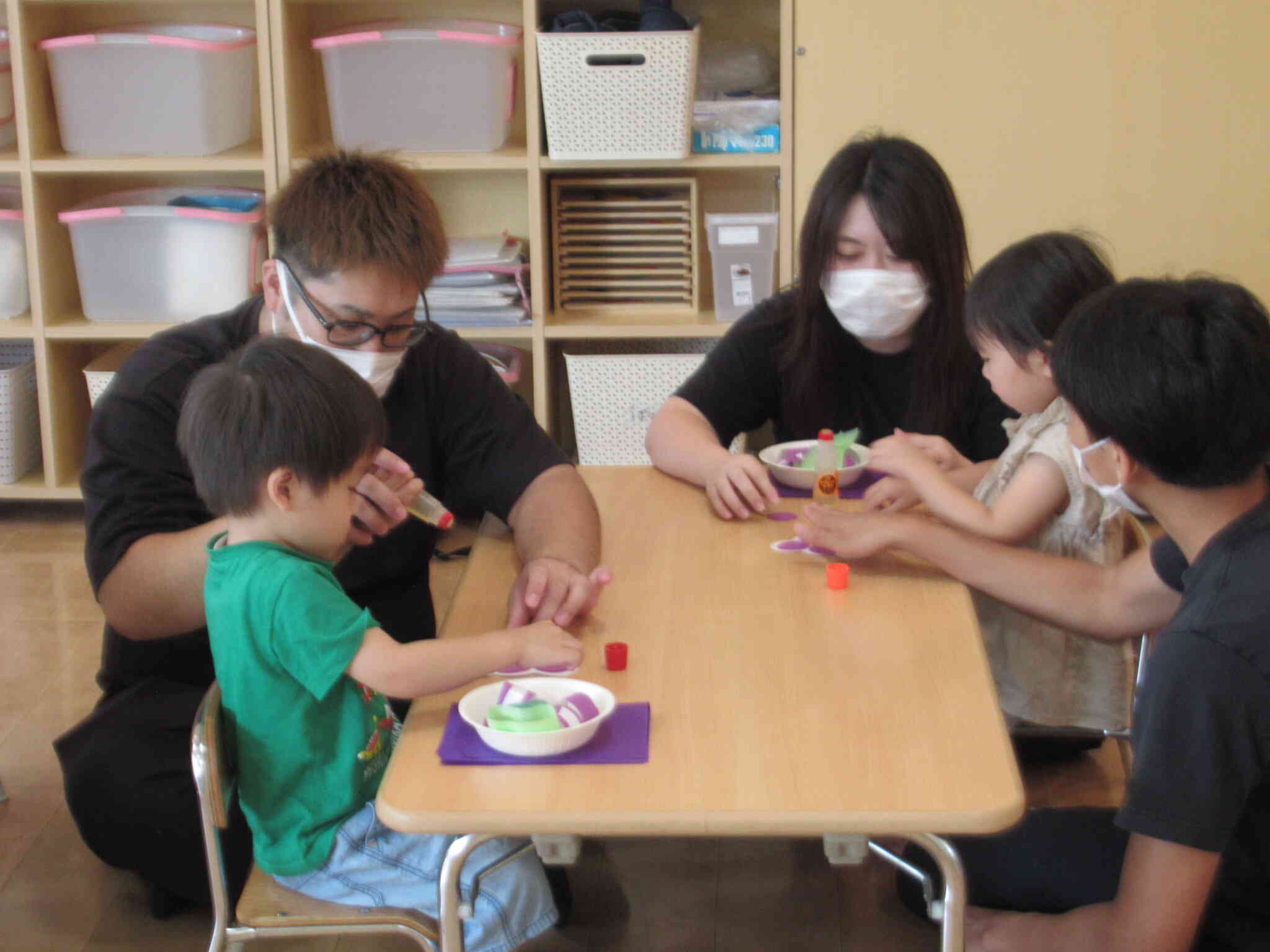 保育参観‼お家の人と一緒にぶどうを作りました。　たんぽぽ２組（２歳児）