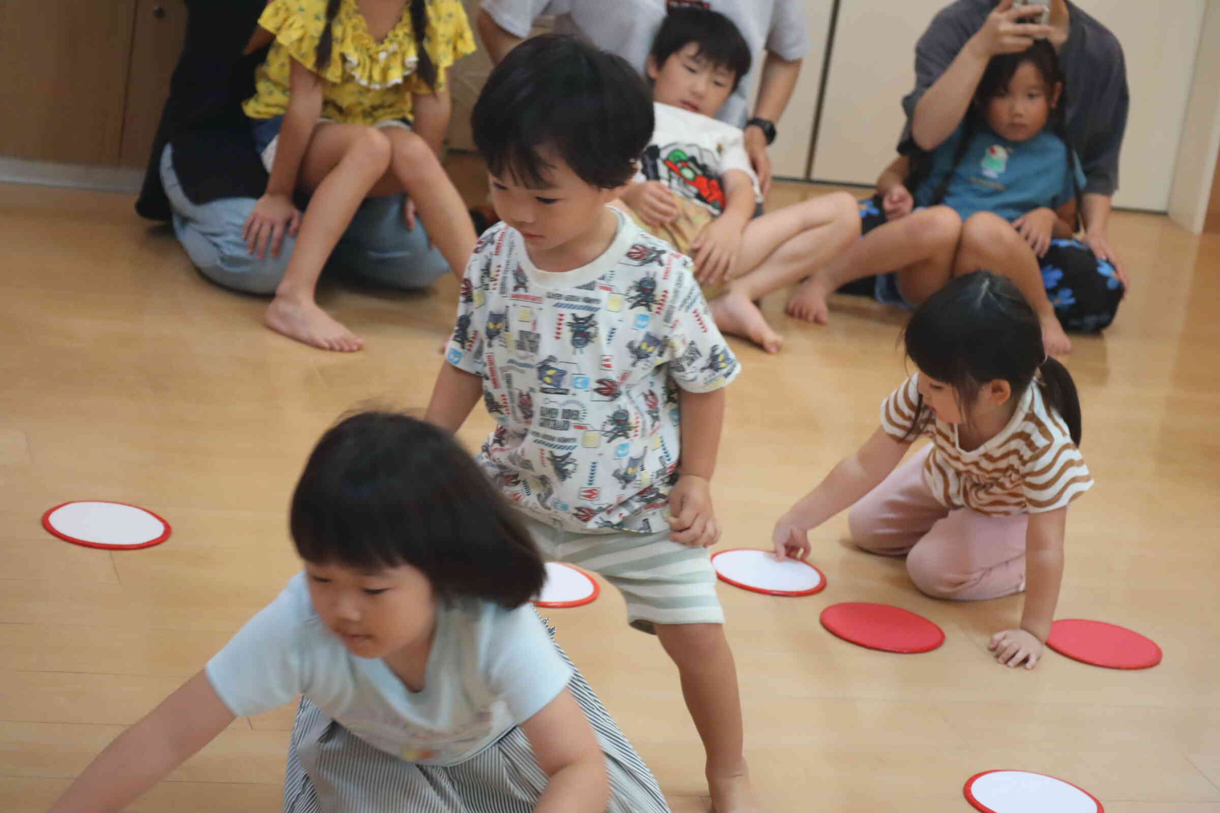赤白ゲームで大バトル‼　さくら組（３歳児）