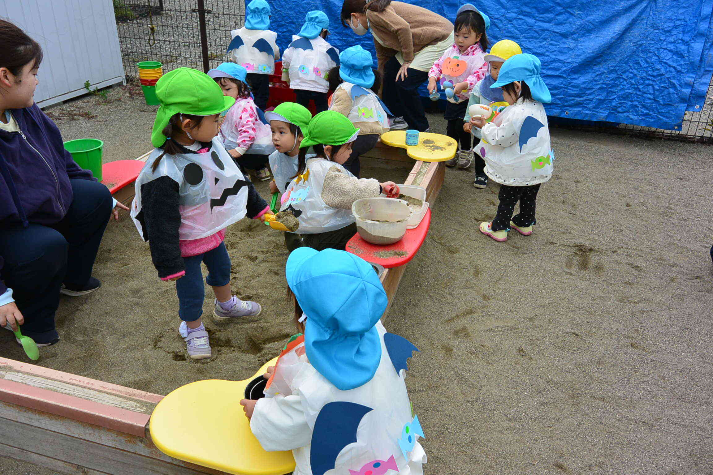 ハロウィンマントを着てみんなで遊びました。　たんぽぽ組（1,2歳児）