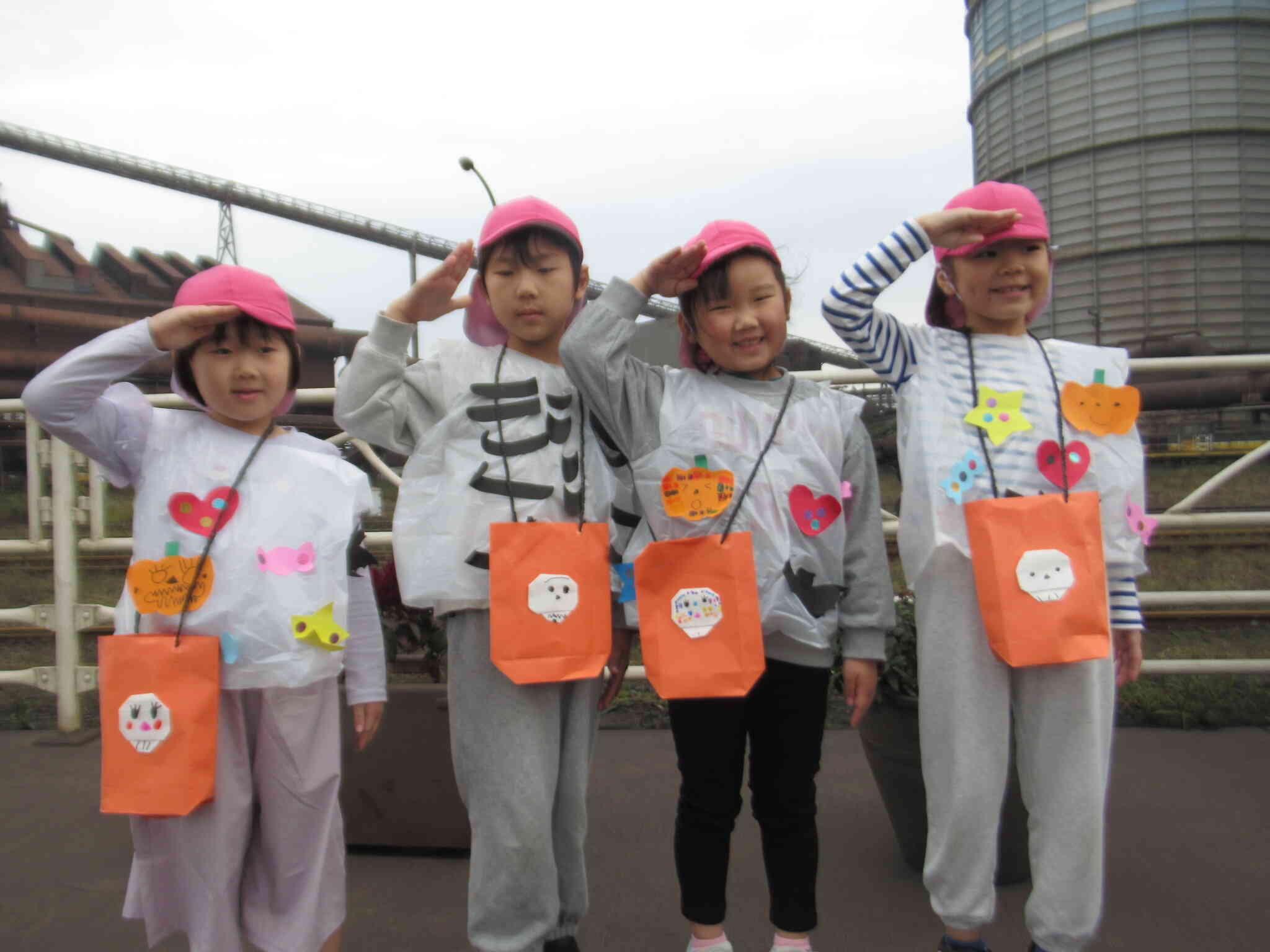 ハロウィンマントを着て工場見学に行ってきました。 さくら組(5歳児)