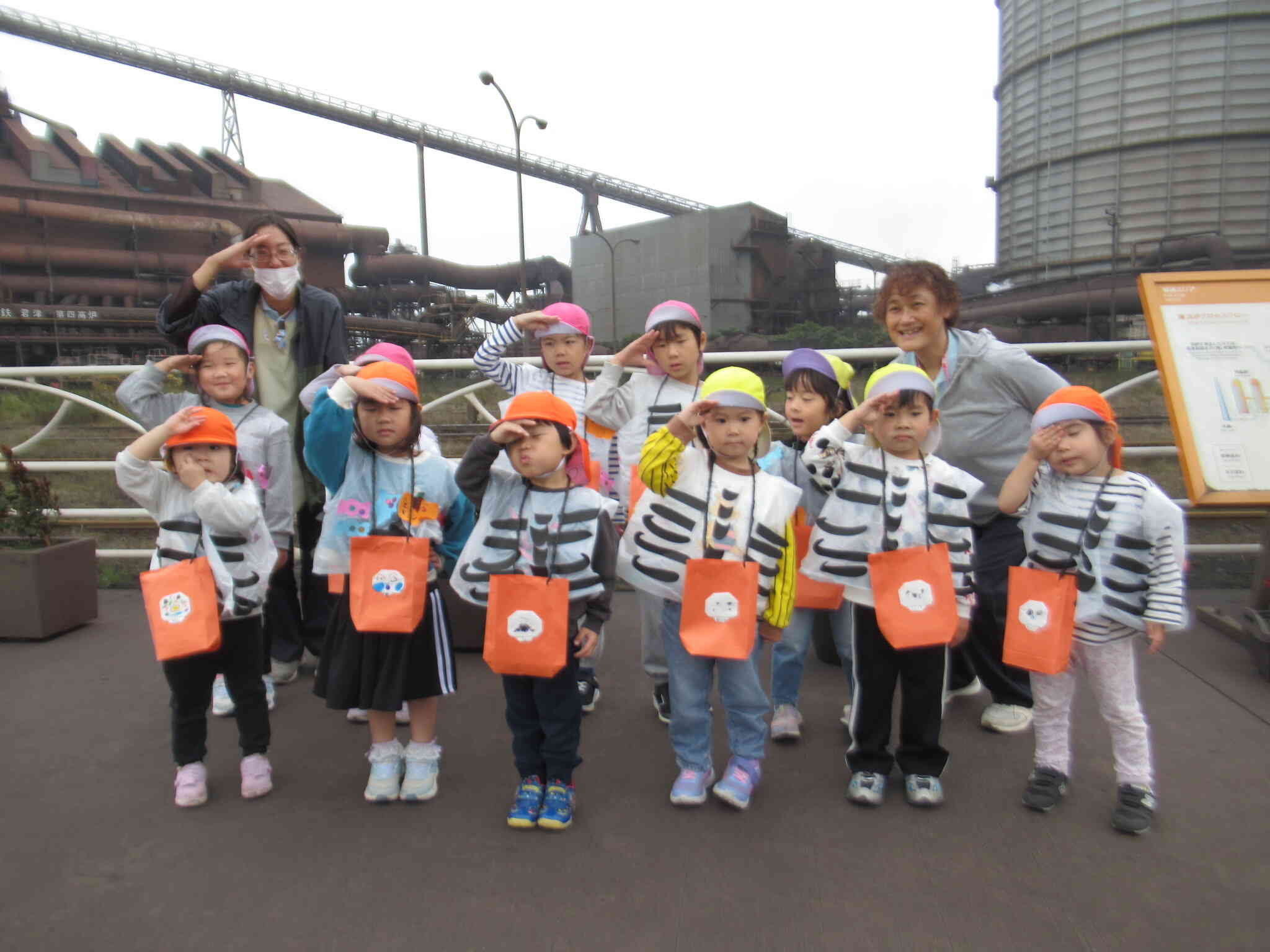 ハロウィンマントを着て工場見学に行ってきました。　さくら組（3,4,5歳児）