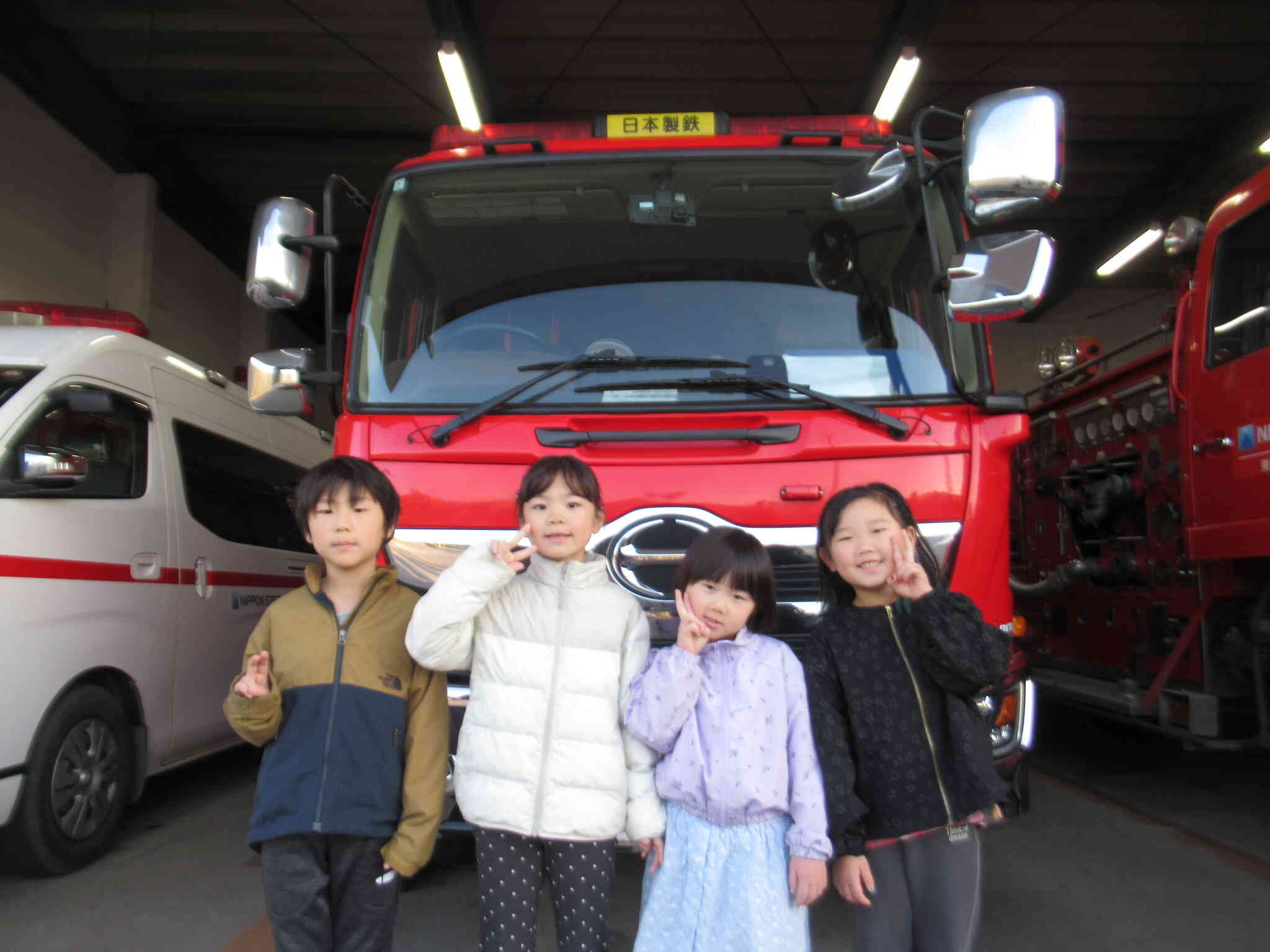 保安センターの消防車の前でハイチーズ！(５歳児)