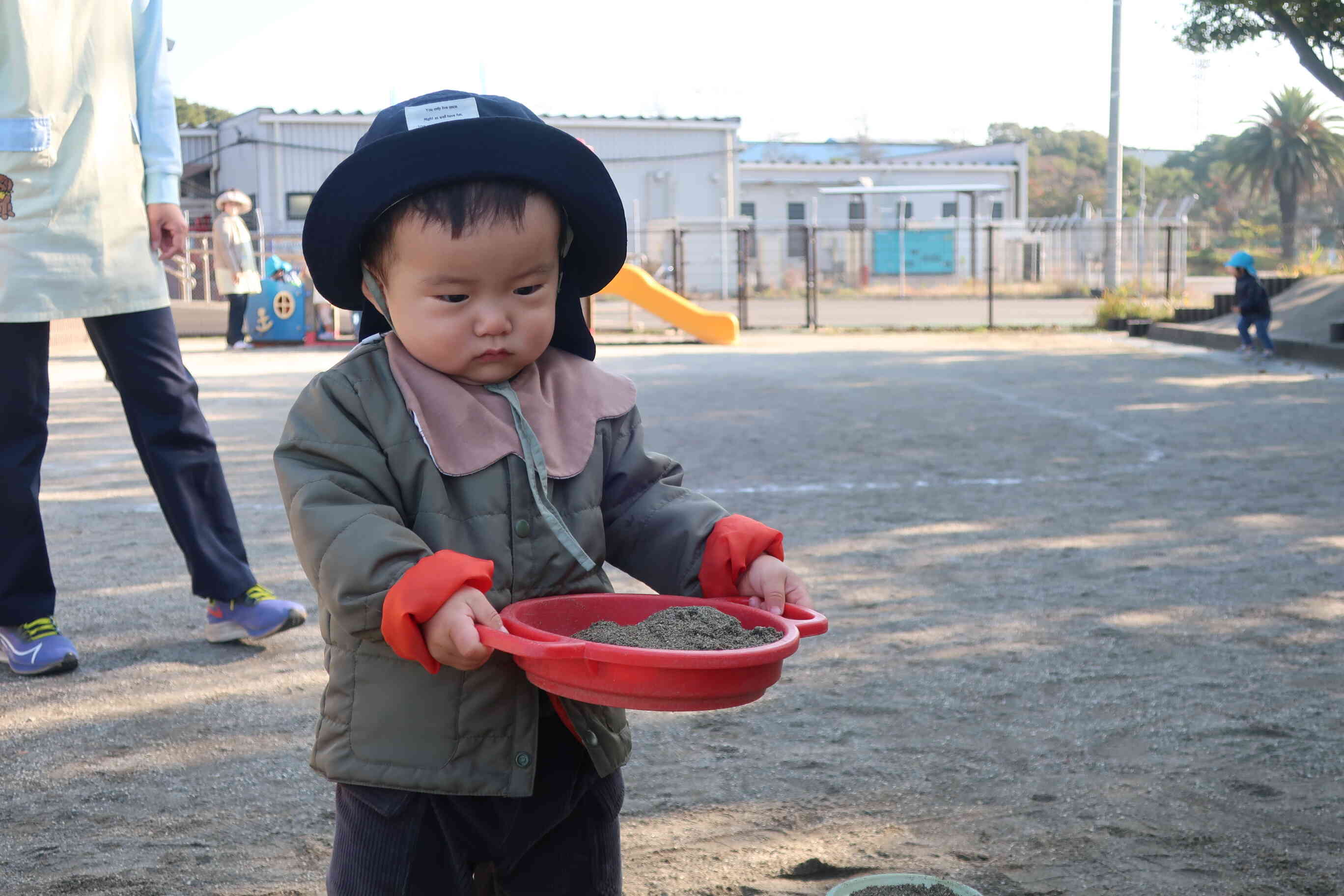 園庭遊び すみれ組(０歳児)