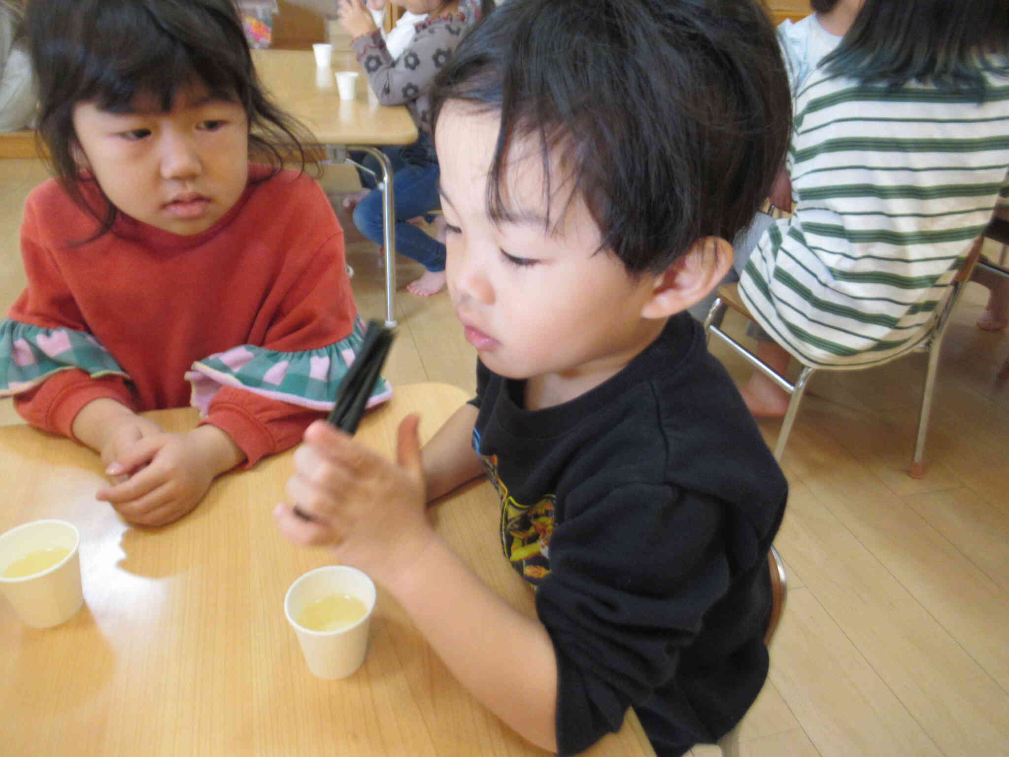 11/21いい日本食の日♪こんぶはどんな匂いかな？　さくら組（3歳児）