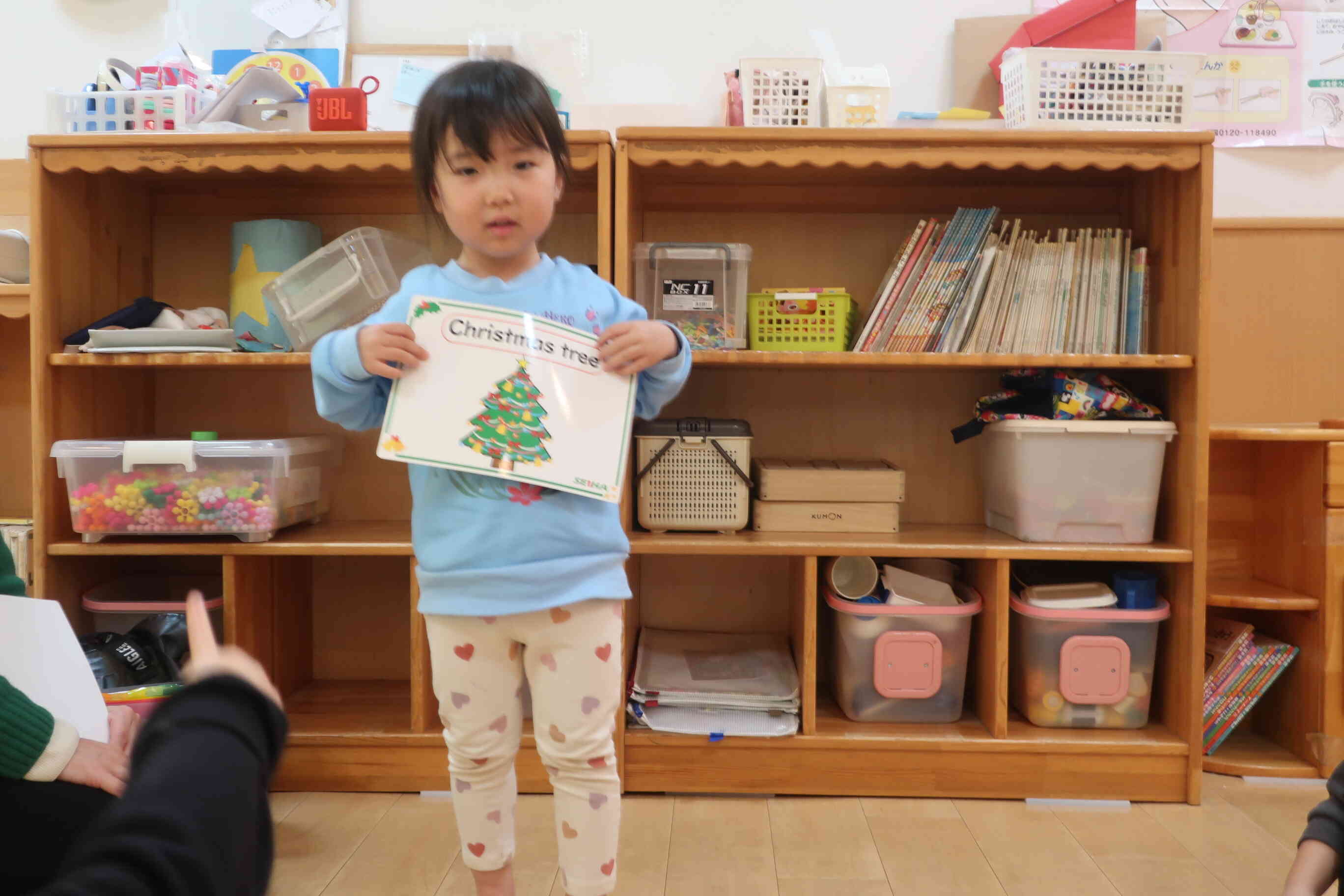 クリスマスクイズ! 答えは「クリスマスツリー」 カードを持って上手に答えてくれました。