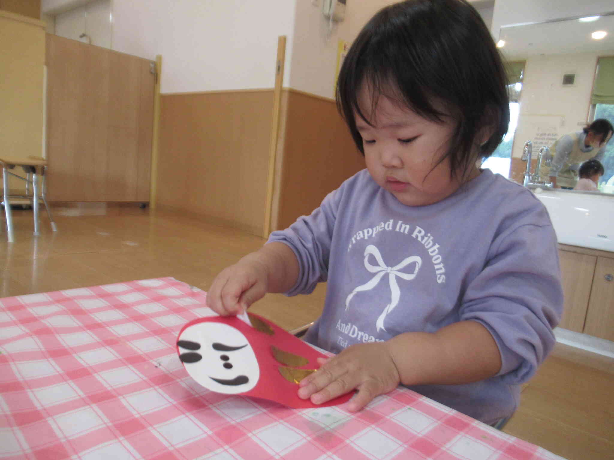 金色の模様を丁寧に貼っていますね☆