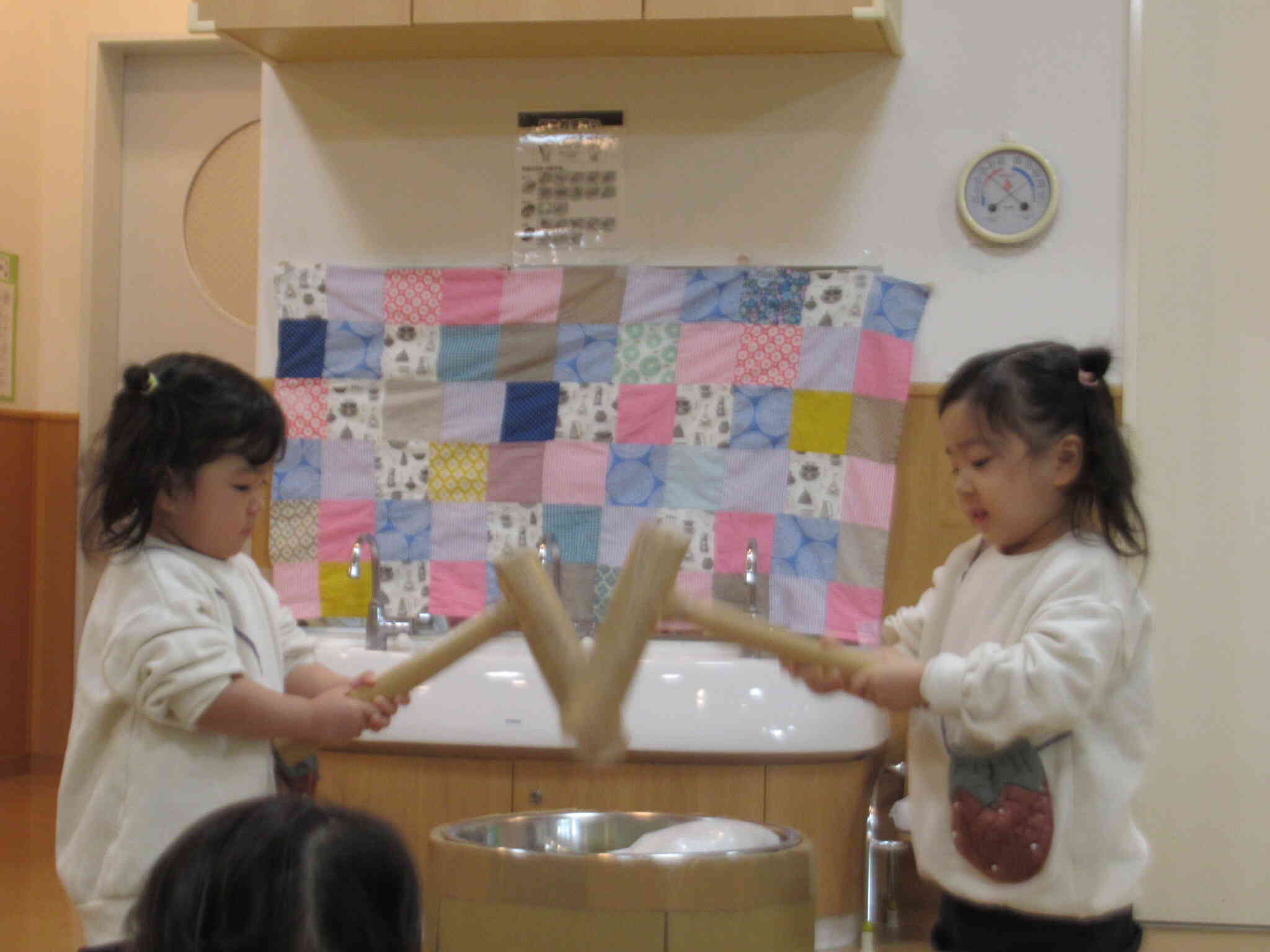 「ぺったんこそれぺったんこ」上手にお餅がつけました。たんぽぽ１組（１歳児）