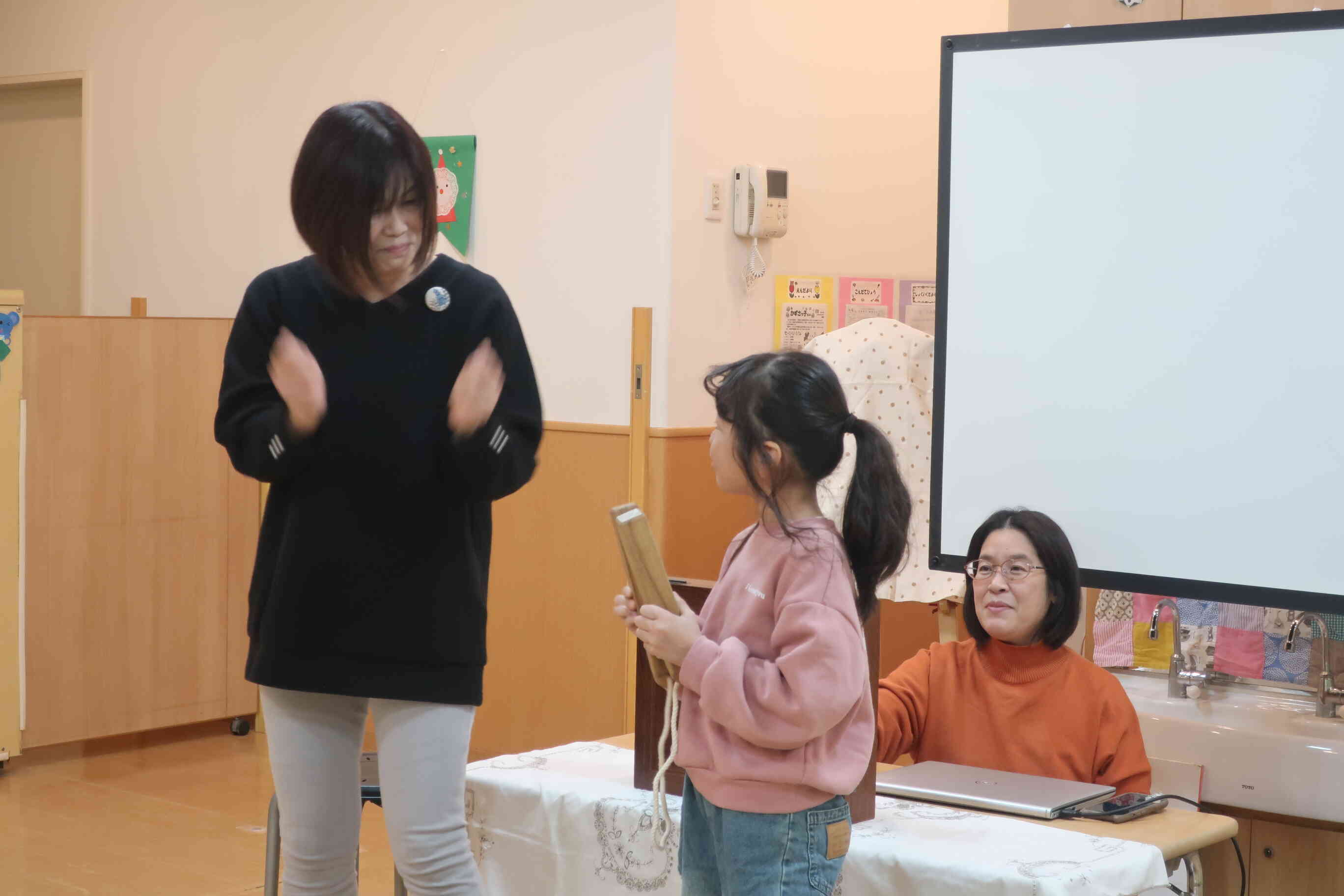ぽんたのさんぽのお二人がお話会に来てくれました‼　紙芝居を読む前に拍子木を叩きます。　さくら組（歳児）