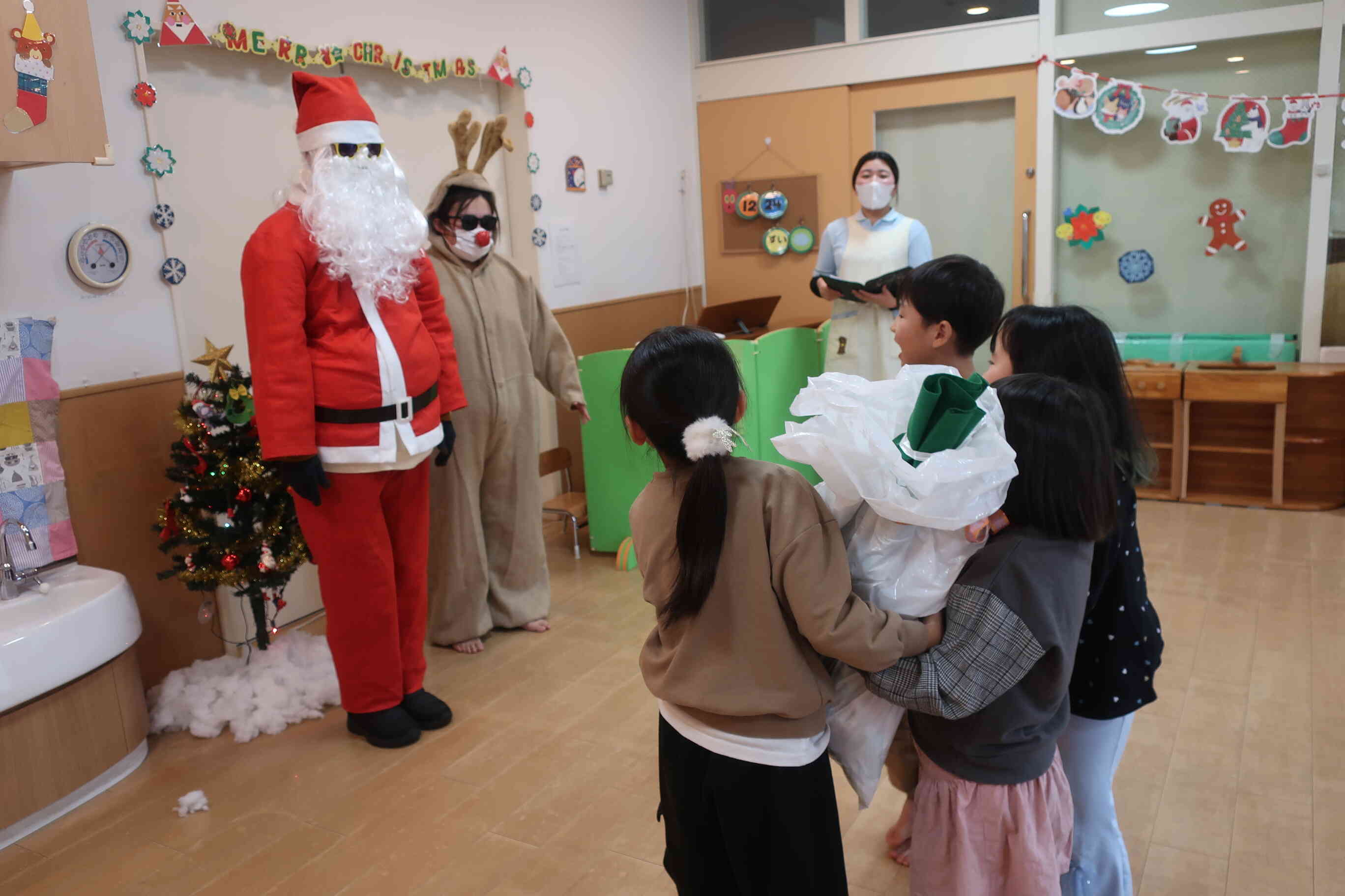 今年もサンタさんからプレゼントを頂きました‼　さくら組（５歳児）