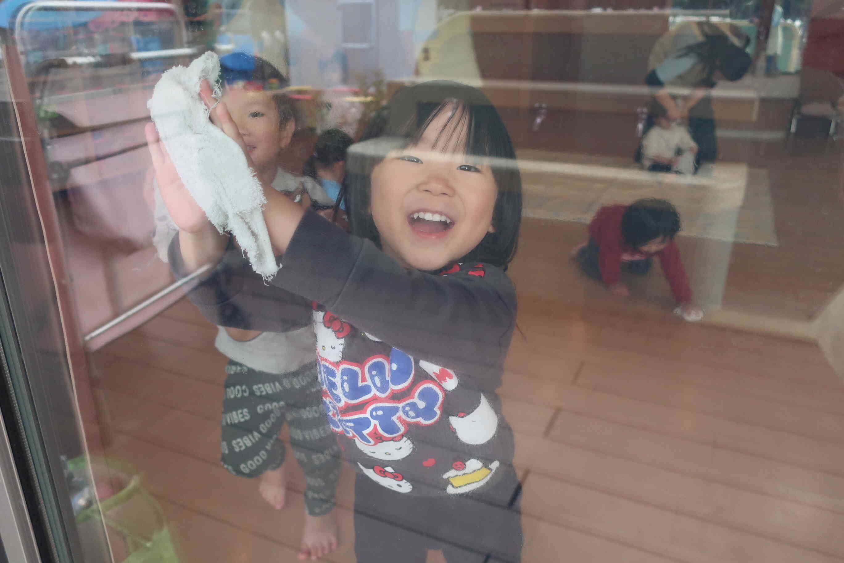 大掃除‼　お部屋をピカピカにします。たんぽぽ2組（２歳児）