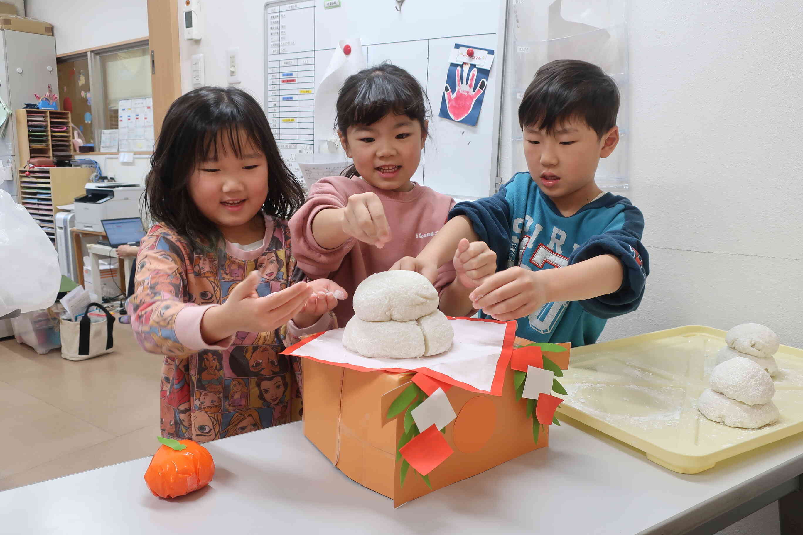 始めて鏡餅を作りました。　さくら組（５歳児）