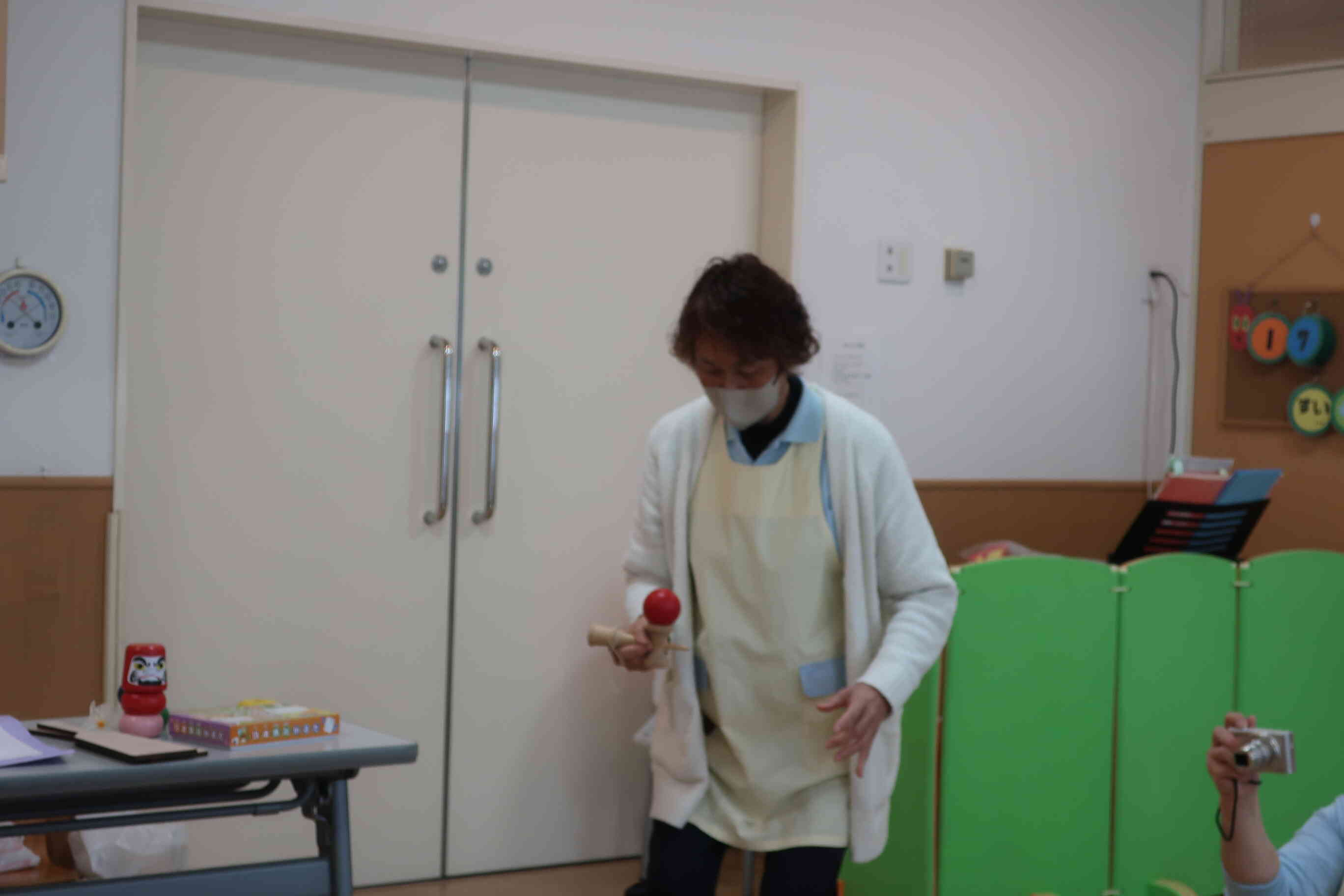 今月のテーマは　正月遊び　園長先生は「けん玉に挑戦！」　みごと成功しました♪　すご～い！