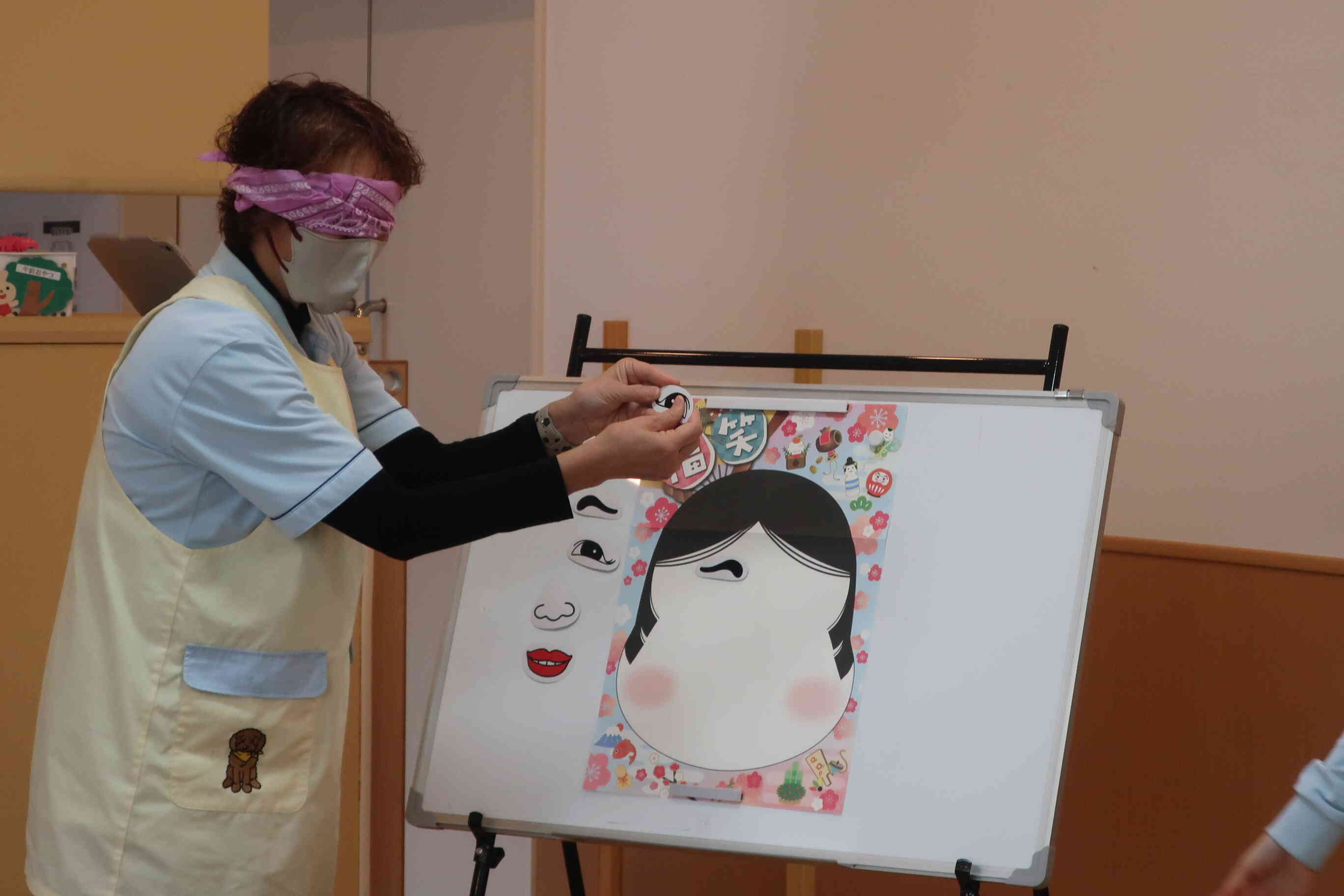 園長先生、次は「福笑い」に挑戦！どんなお顔になるかな？