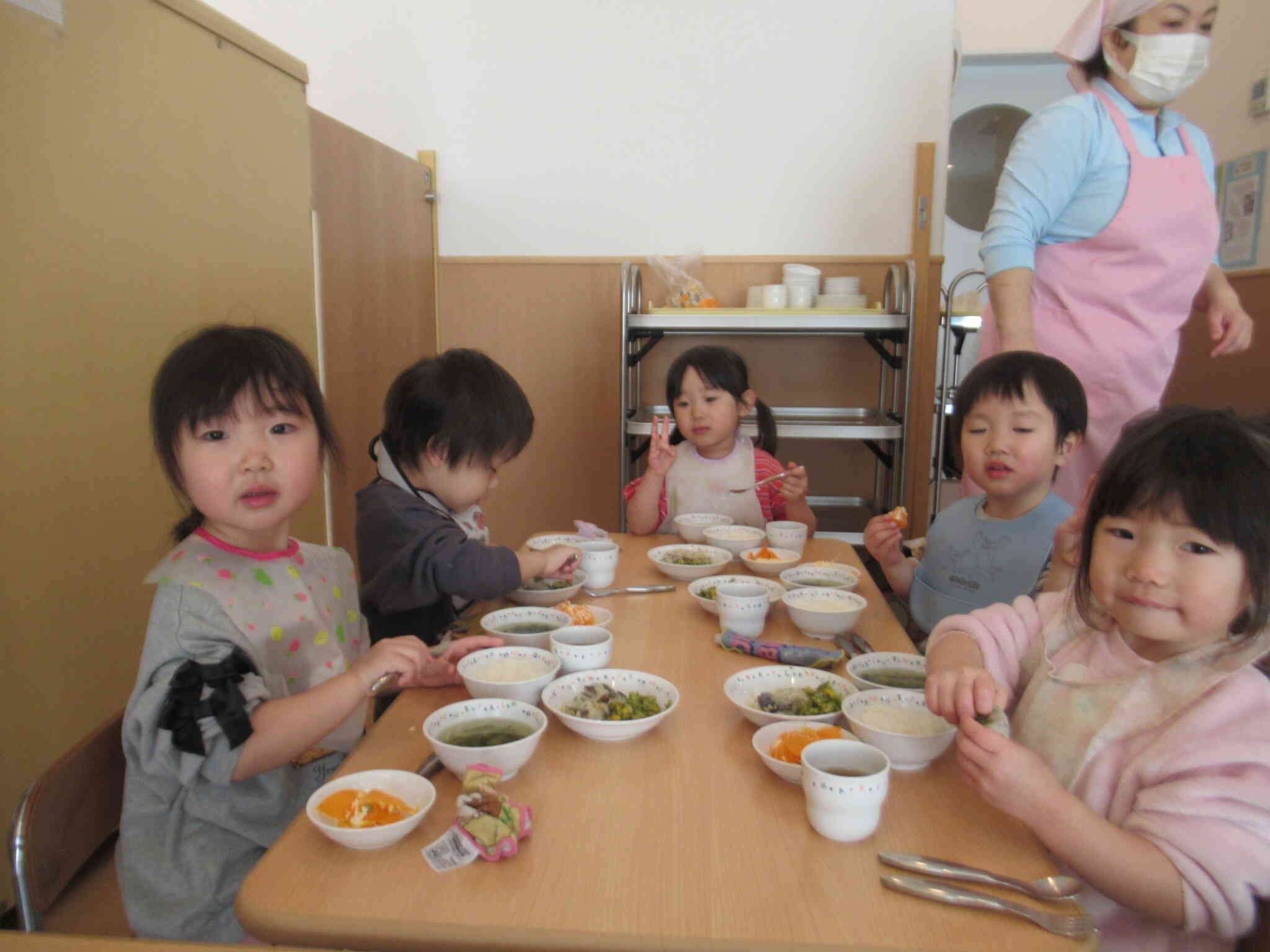 お話も上手になった２組さん、仲良く給食中‼　たんぽぽ２組（２歳児）