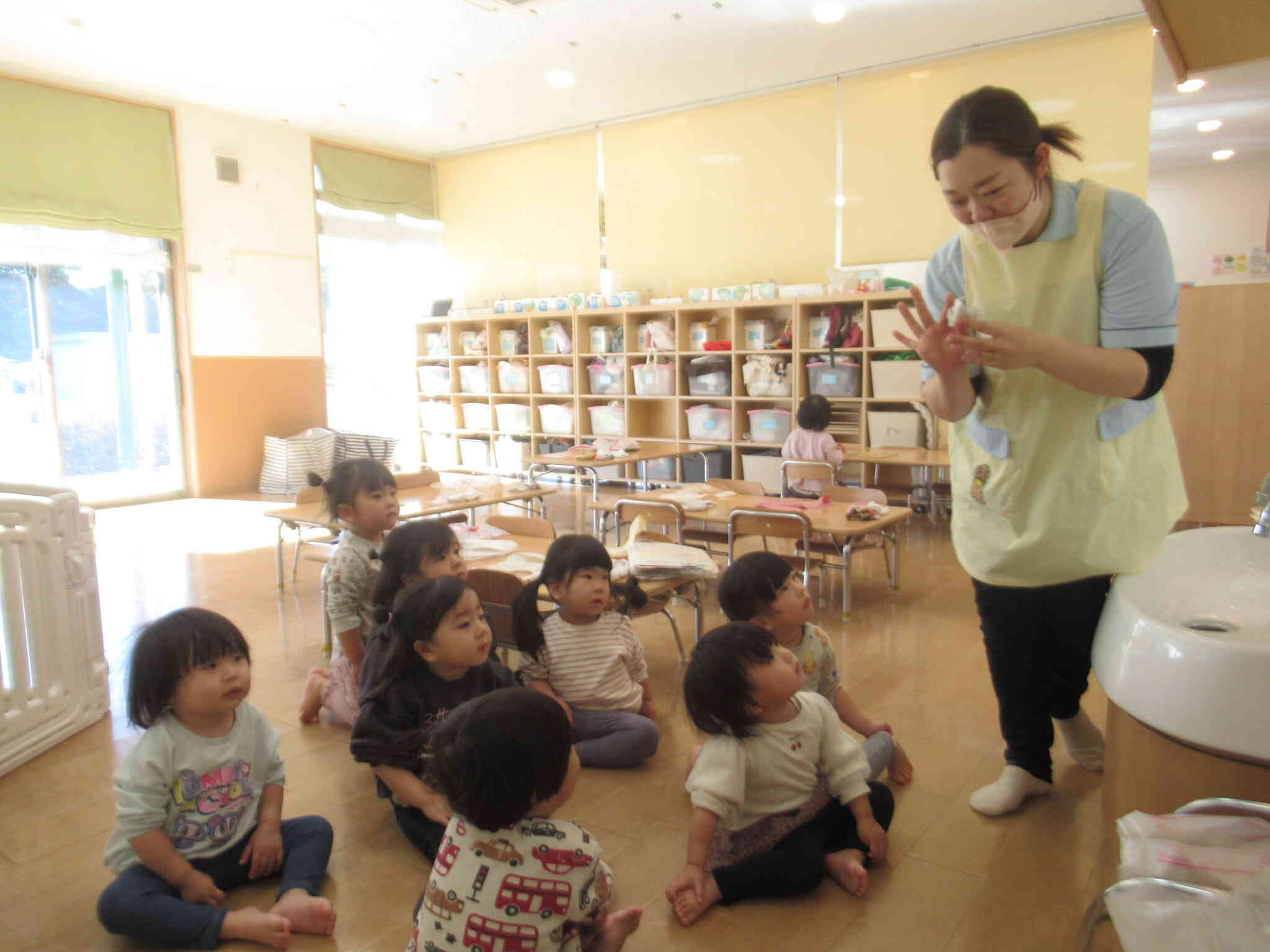 １組さん、現在手洗いの練習中‼　たんぽぽ1組（１歳児）