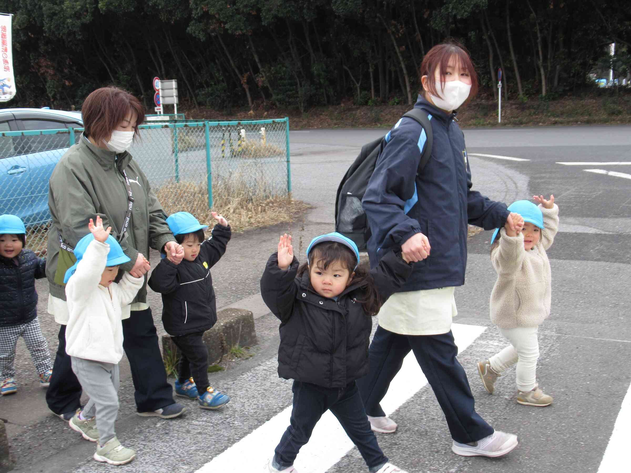 散歩　たんぽぽ１組(１歳児)
