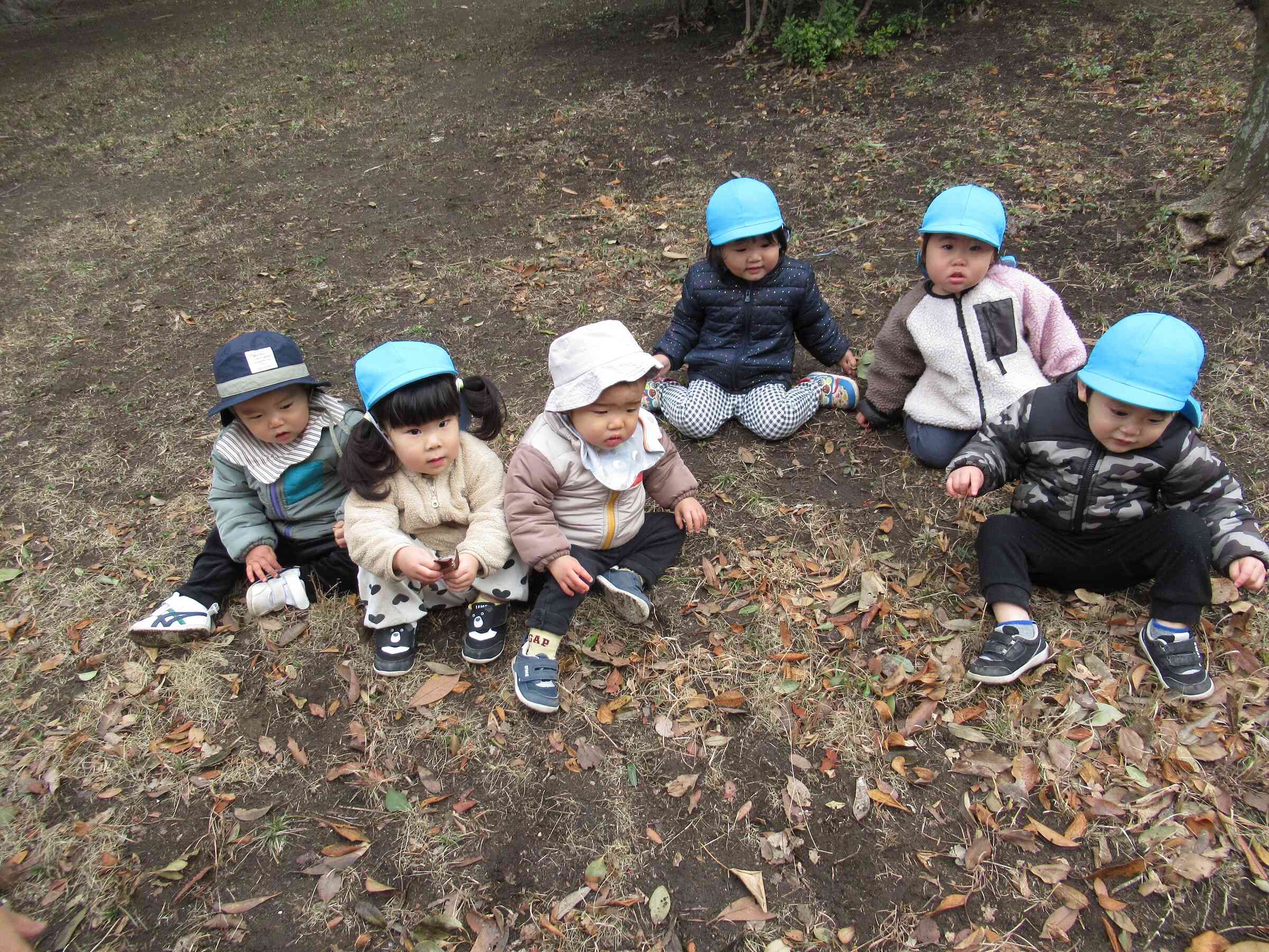 すみれ組さん（0歳児）とたんぽぽ1組さん（1歳児）仲良くお散歩に行きました‼　