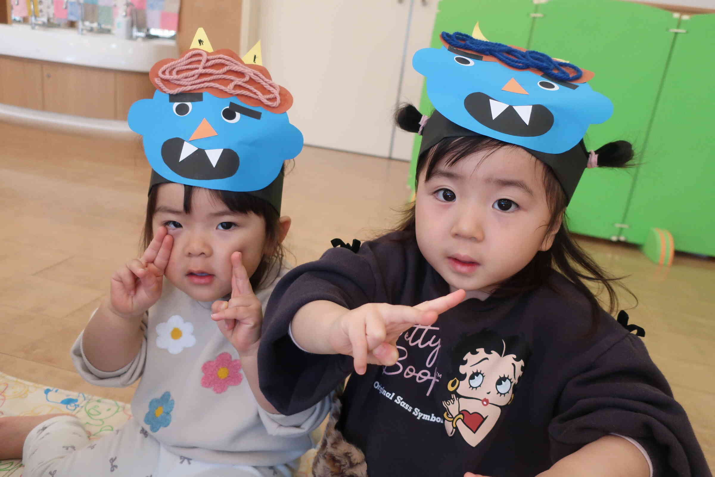 かわいい鬼のお面が上手に出来ました。たんぽぽ１組（１歳児）