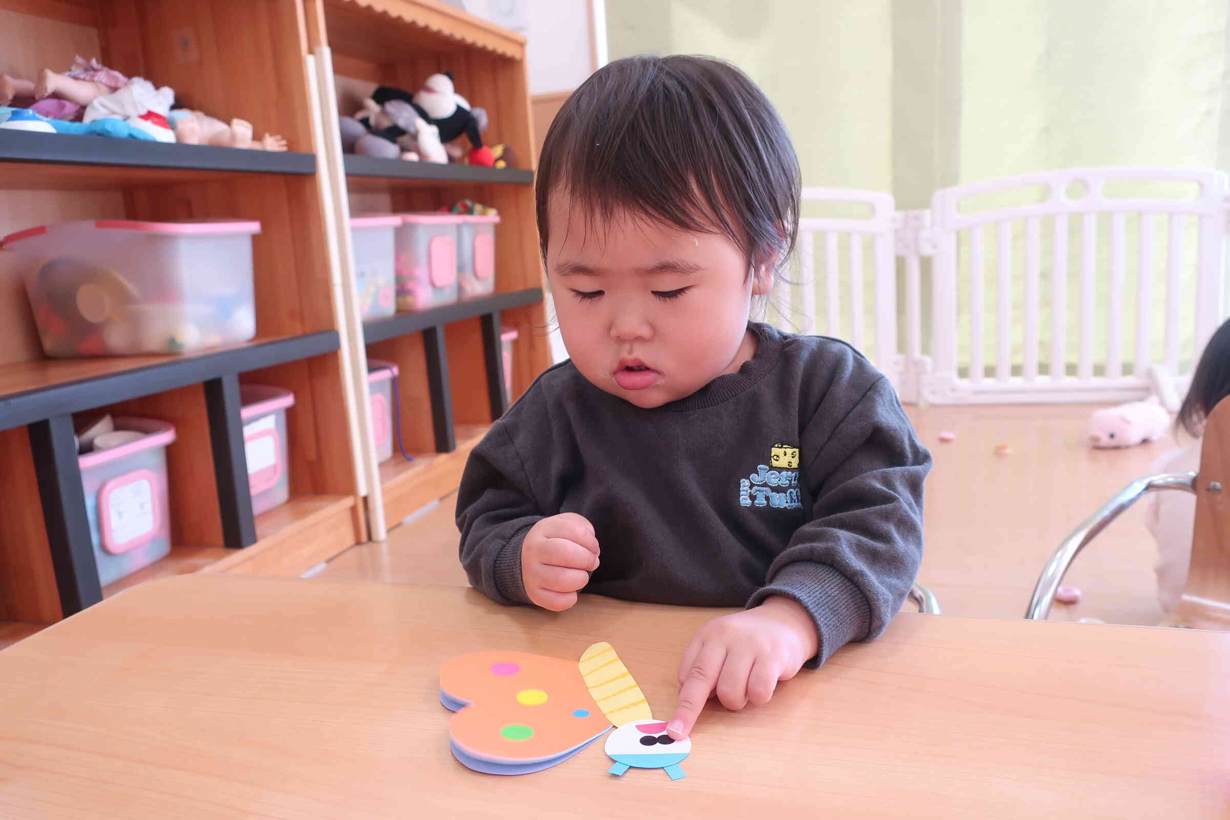 おめめを貼ってちょうちょうの完成♪