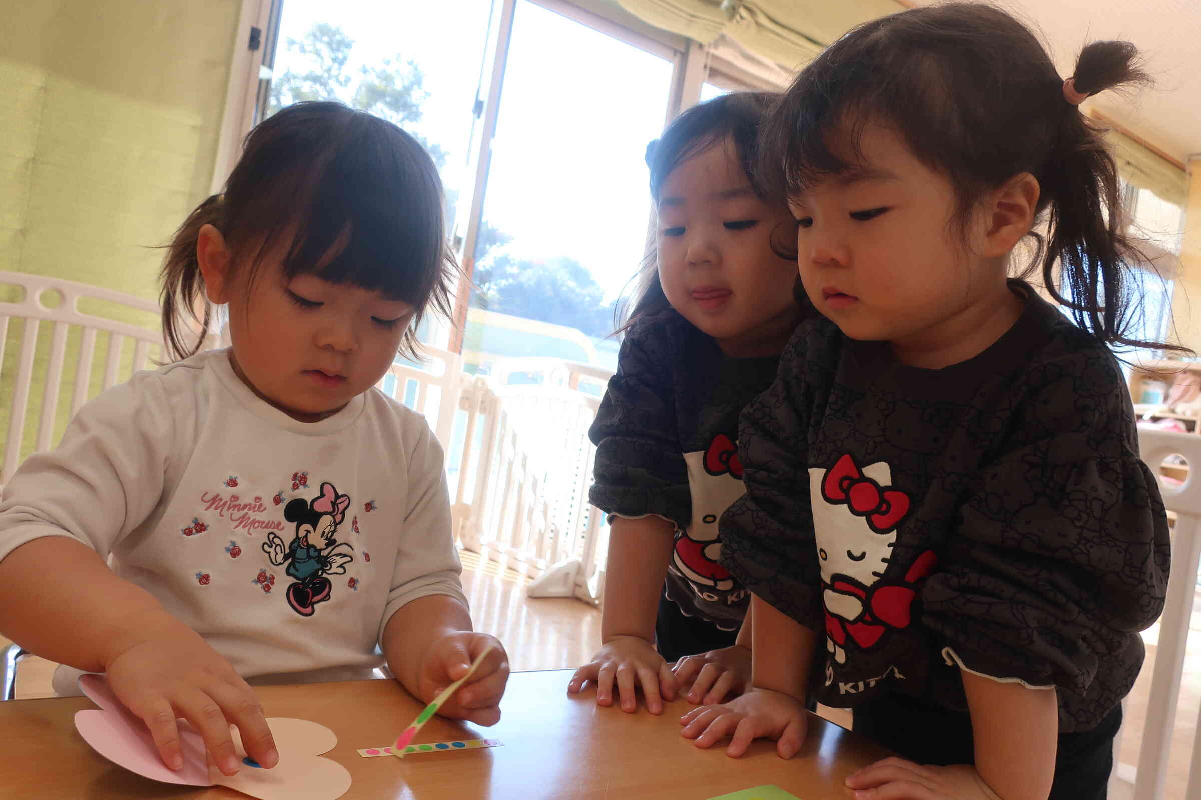 シール貼りがんばれ～！