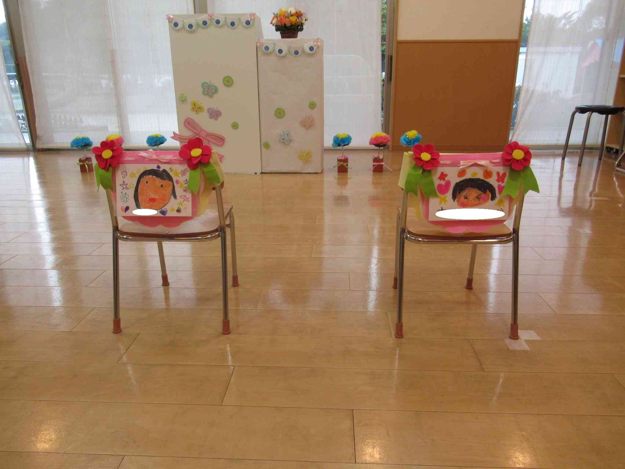 椅子のカバーも今年度はピンクです。