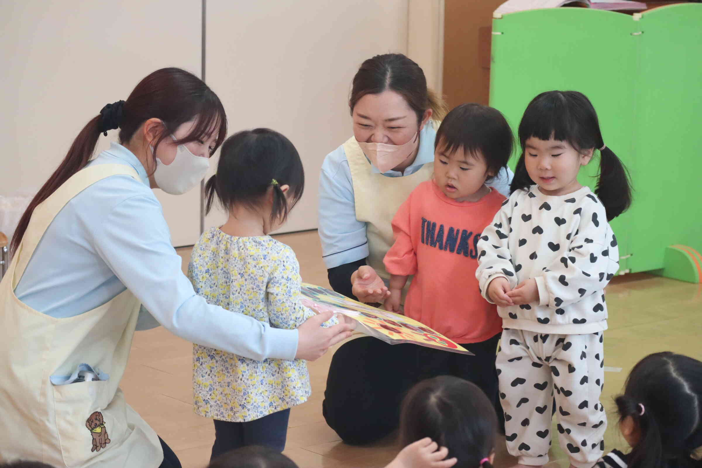 仲良しさんは退園するお友達を見送るのに少し寂しそうです。