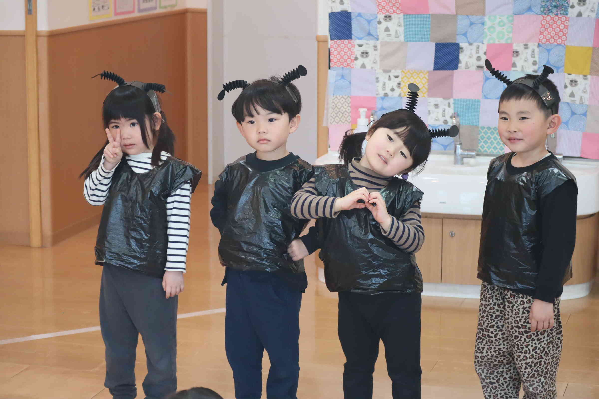 お別れ会で「ありときりぎりす」の劇をやりました。ありさんは働き者です‼　さくら組（4,5歳児）