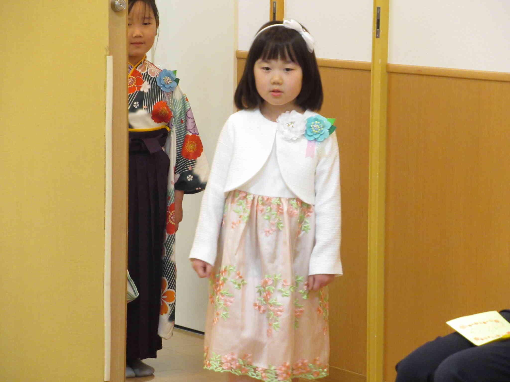 手作りのコサージュをつけて入場です。