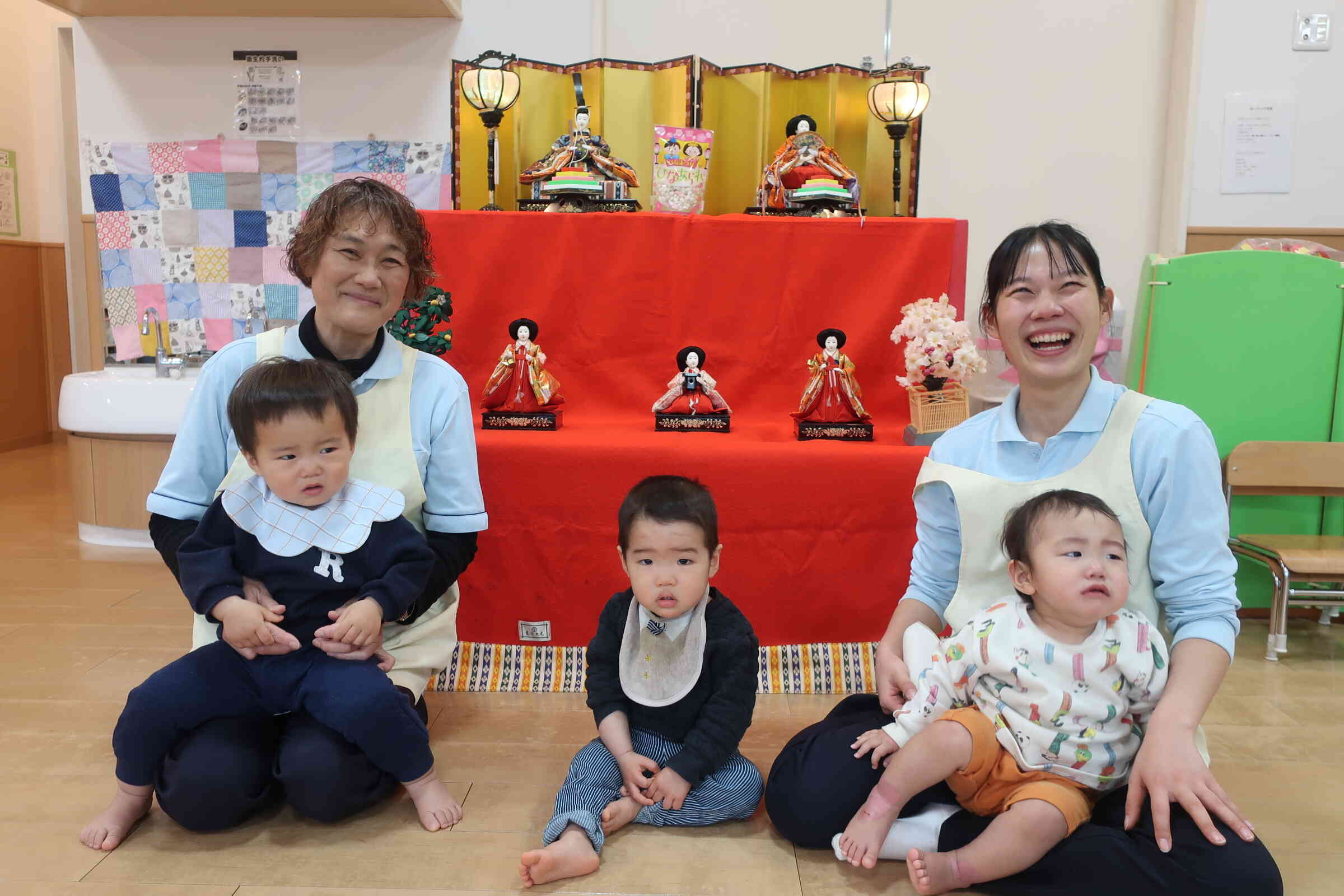 ひな人形とすみれ組さん（０歳児クラス）