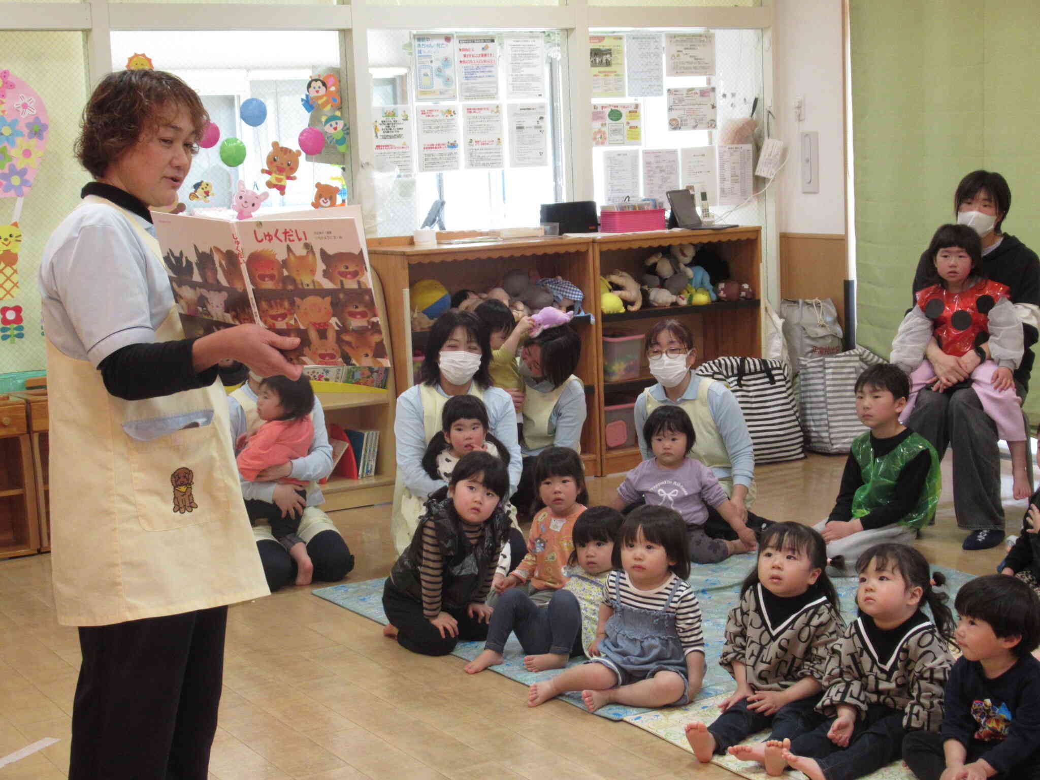園長先生が「しゅくだい」という絵本を読んでくれました。今日のみんなの宿題は「抱っこ」です♡
