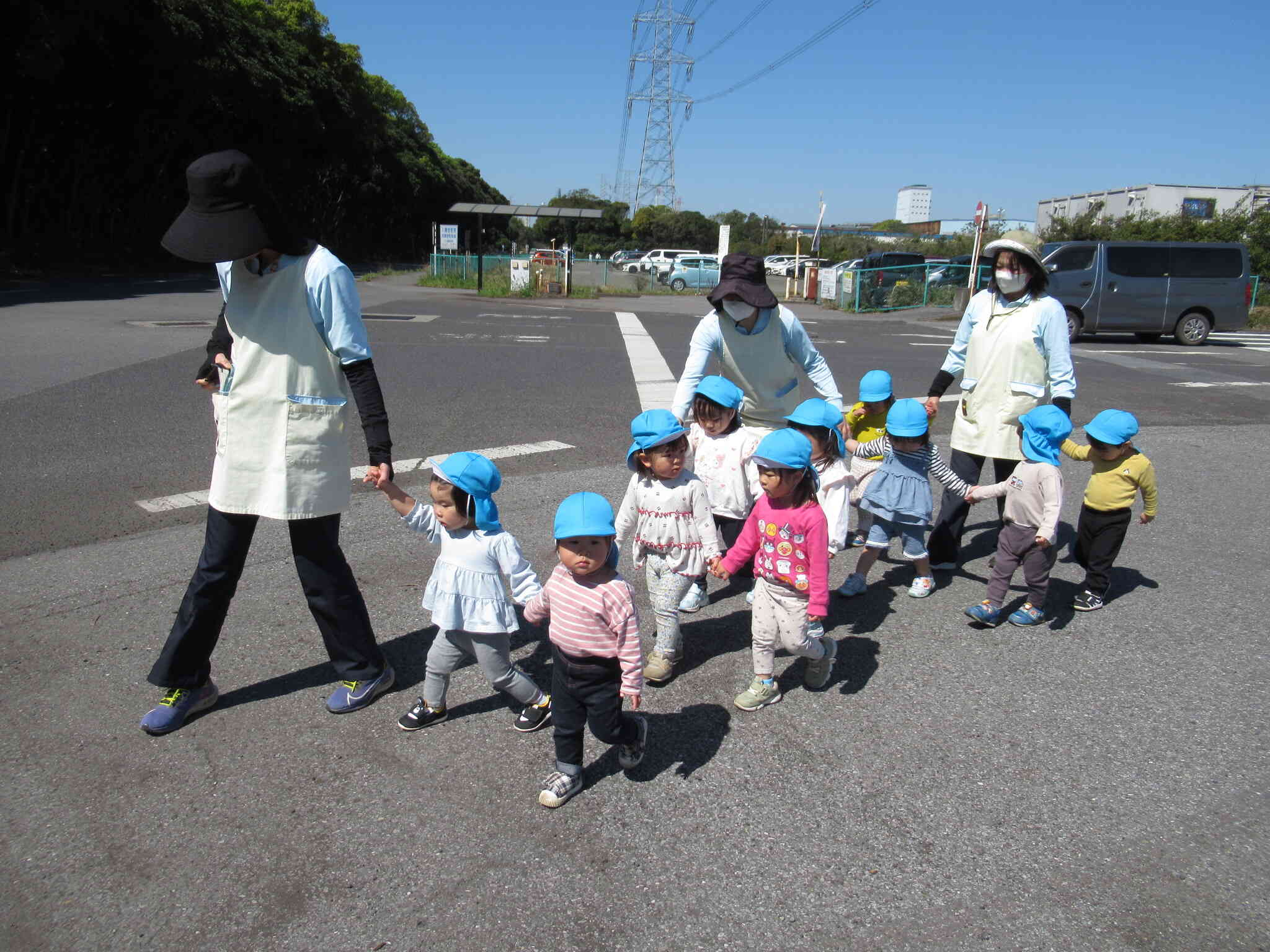 手をつないでお散歩に行く練習を始めました。上手に歩けているかな？