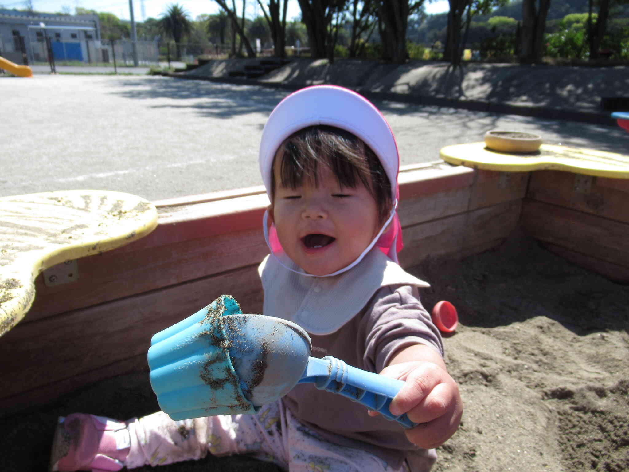 ニコニコ笑顔で保育園にもすっかり慣れて元気いっぱいに遊んでいます。