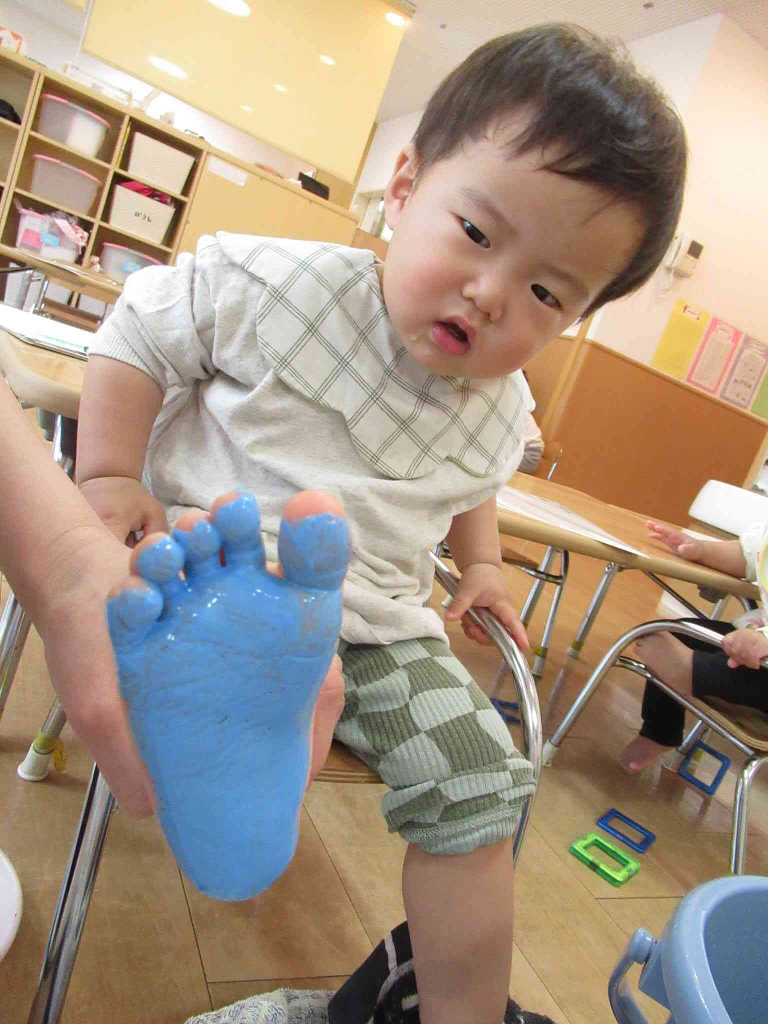 昨年度からの在園児さんは足形なんてお手の物‼水色の素敵な足形が取れました。