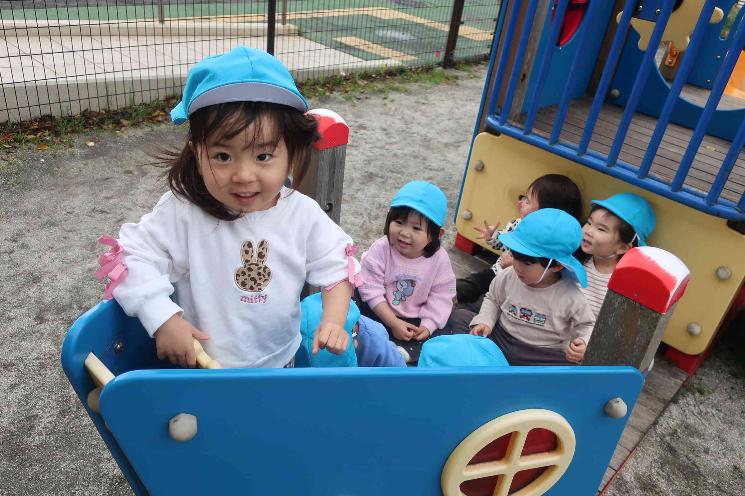 お船の遊具が大人気。