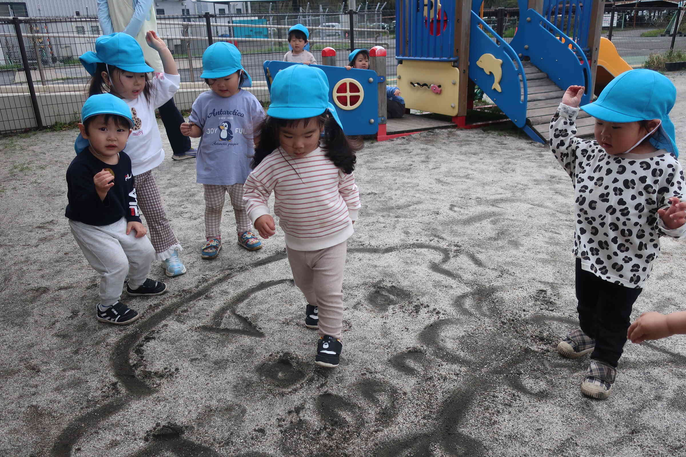 園庭に現れたーーー‼