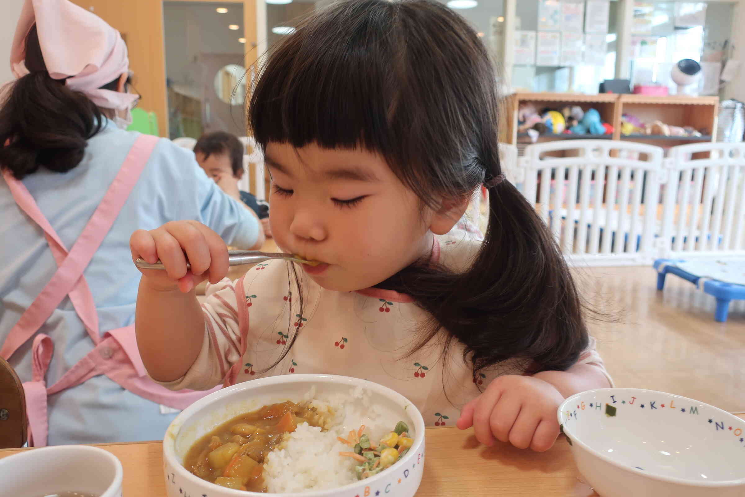 自分でモグモグ。スプーンですくって上手に食べられます。