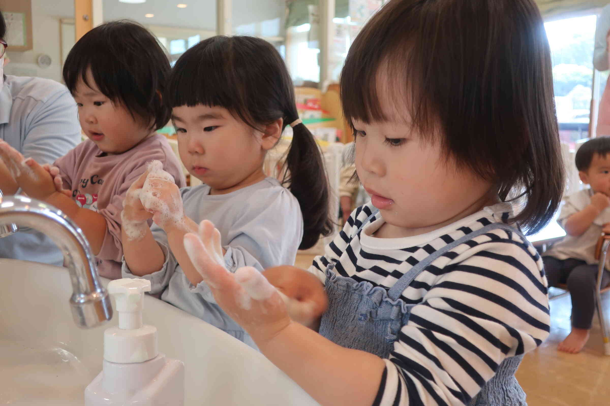 手洗いの練習中。アワアワで指の間も「ゴシゴシキュッキュッ」ばい菌も逃げていきますね。