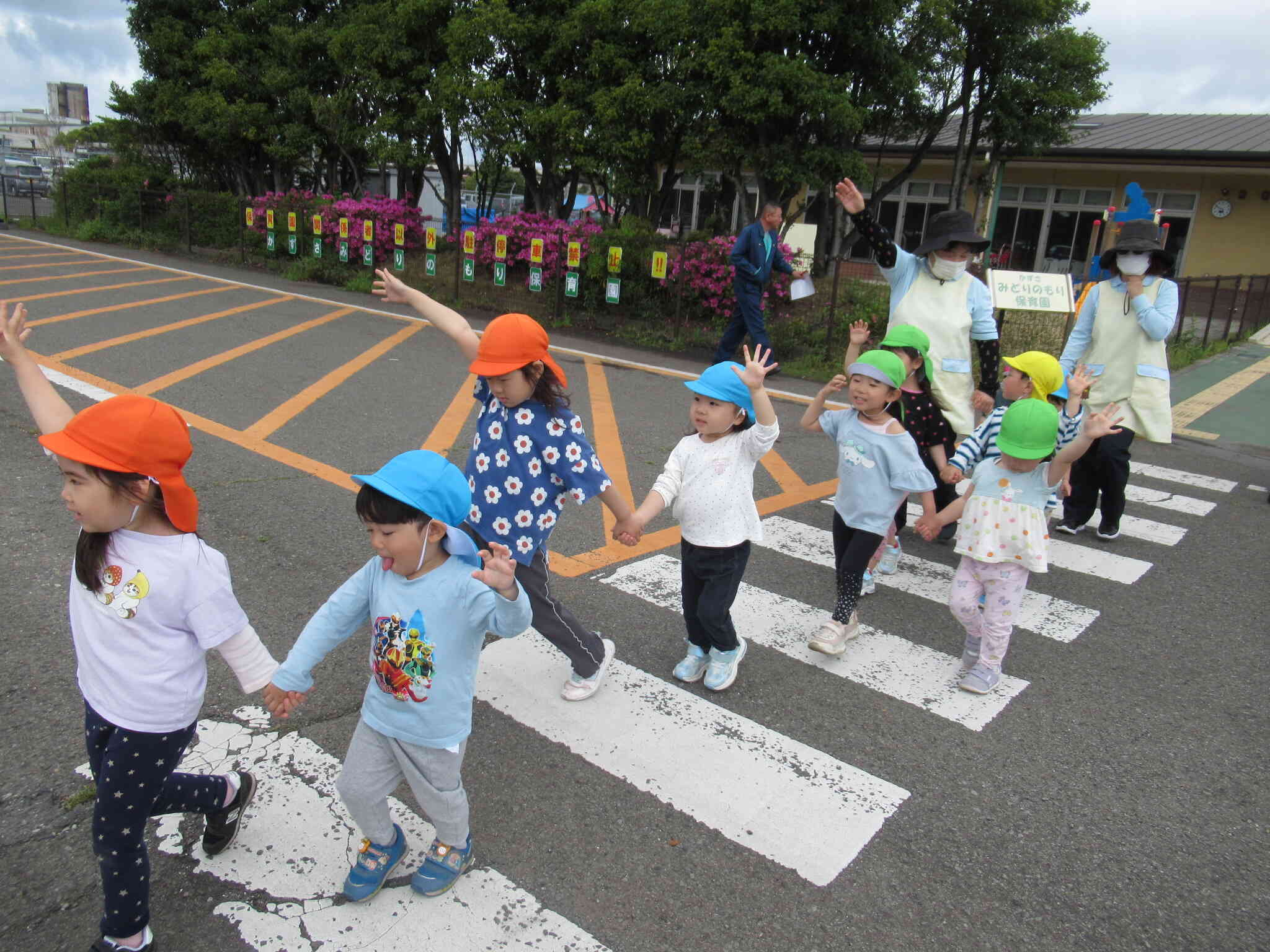 お兄さん、お姉さんと手をつないで、みんなでお散歩に出発‼