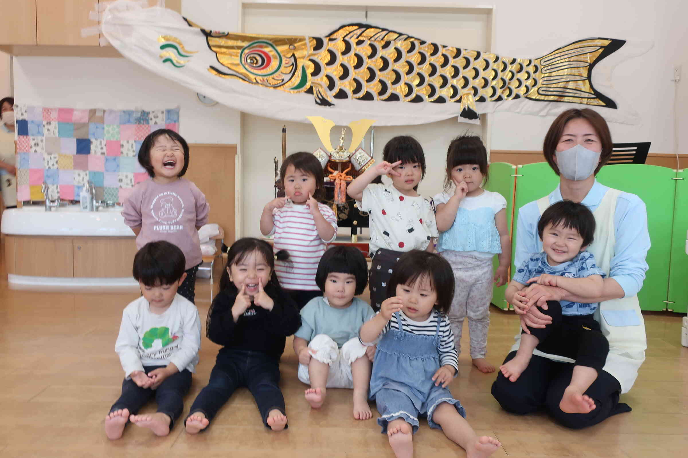 こいのぼりにも負けない‼元気いっぱいのたんぽぽ２組さん（２歳児クラス）