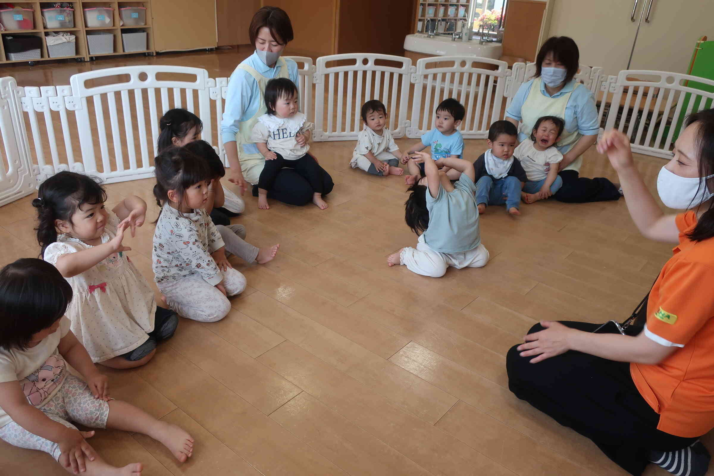 英語の時間です。英語の先生と楽しくレッスン中‼たんぽぽ組（1,2歳児）