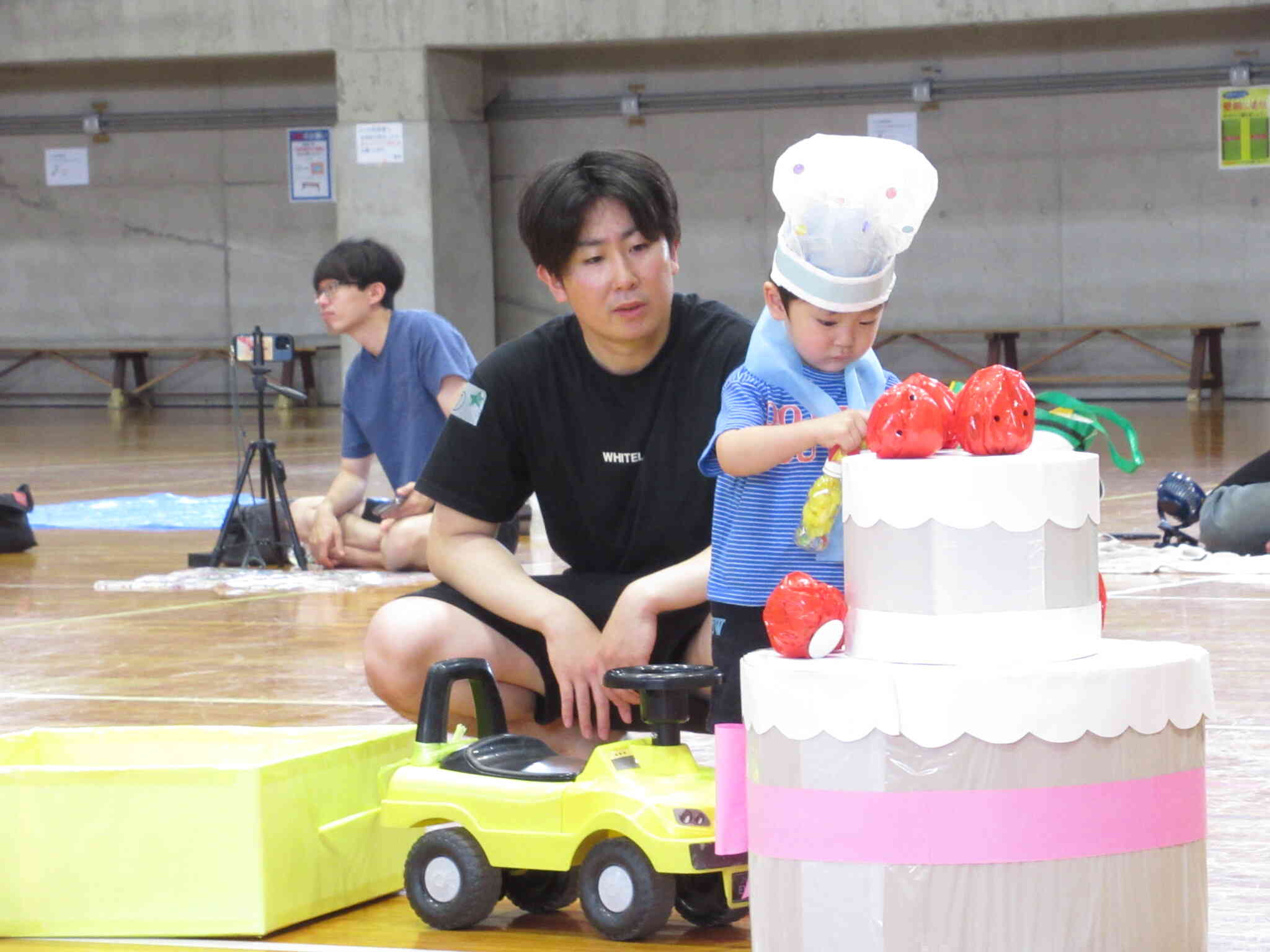 パティシエになって大きなケーキを作りました。たんぽぽ２組（２歳児）